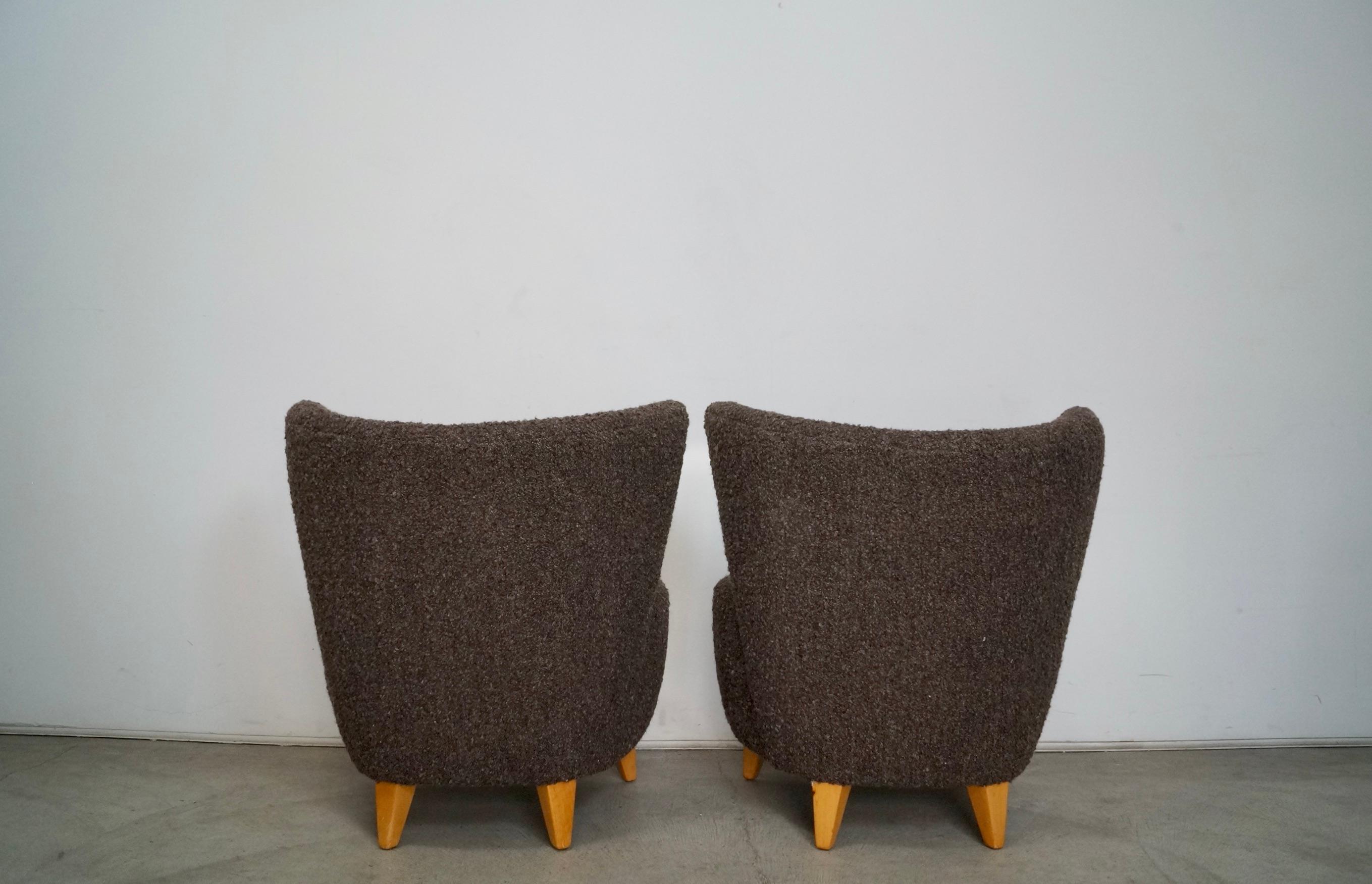 Paar Art Deco Wingback Lounge Chairs aus den 1940er Jahren, neu gepolstert mit belgischer Wolle im Angebot 3