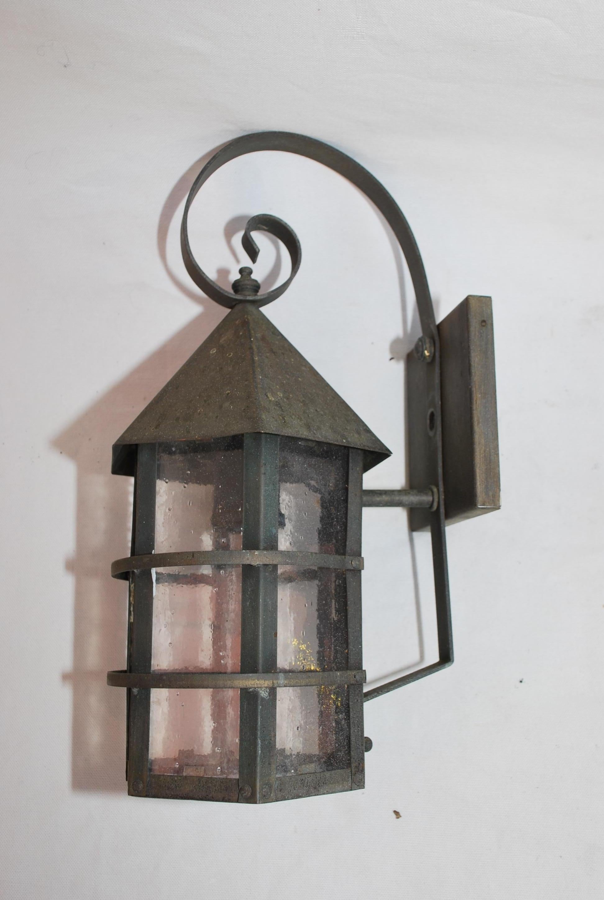 Américain Paire d'appliques d'extérieur en laiton des années 1940 en vente