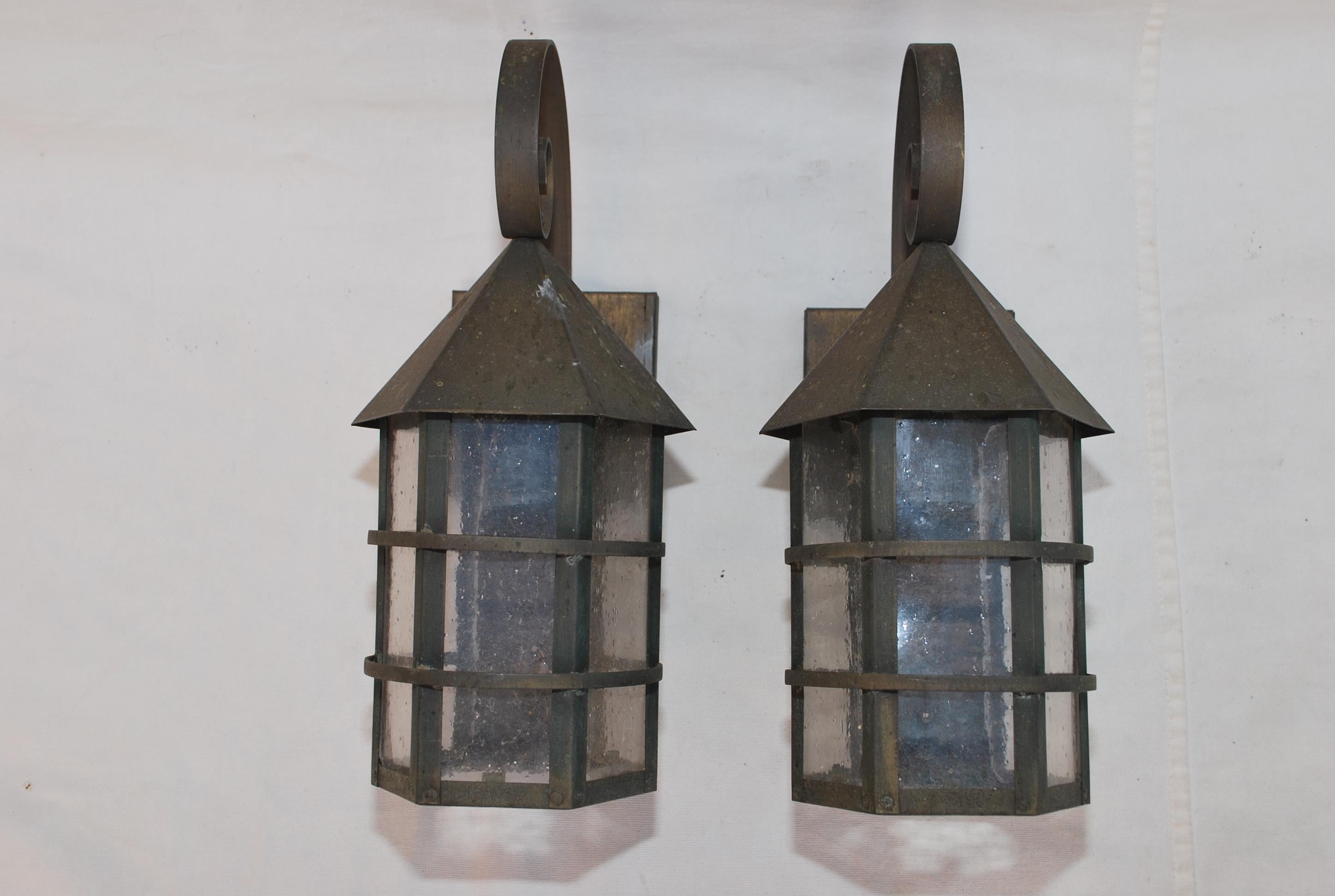 Milieu du XXe siècle Paire d'appliques d'extérieur en laiton des années 1940 en vente