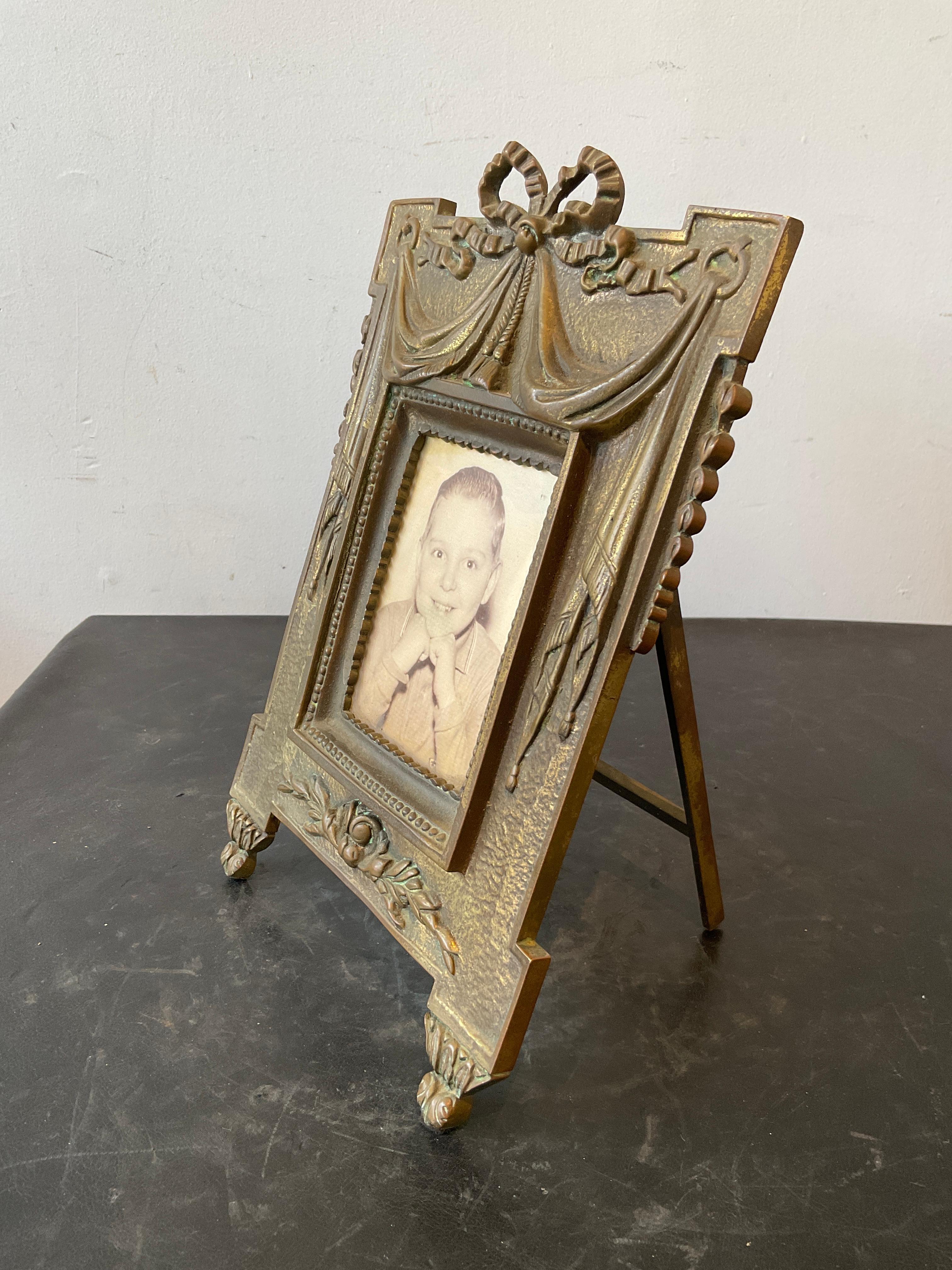 Milieu du XXe siècle Paire de cadres classiques français en bronze des années 1940 en vente
