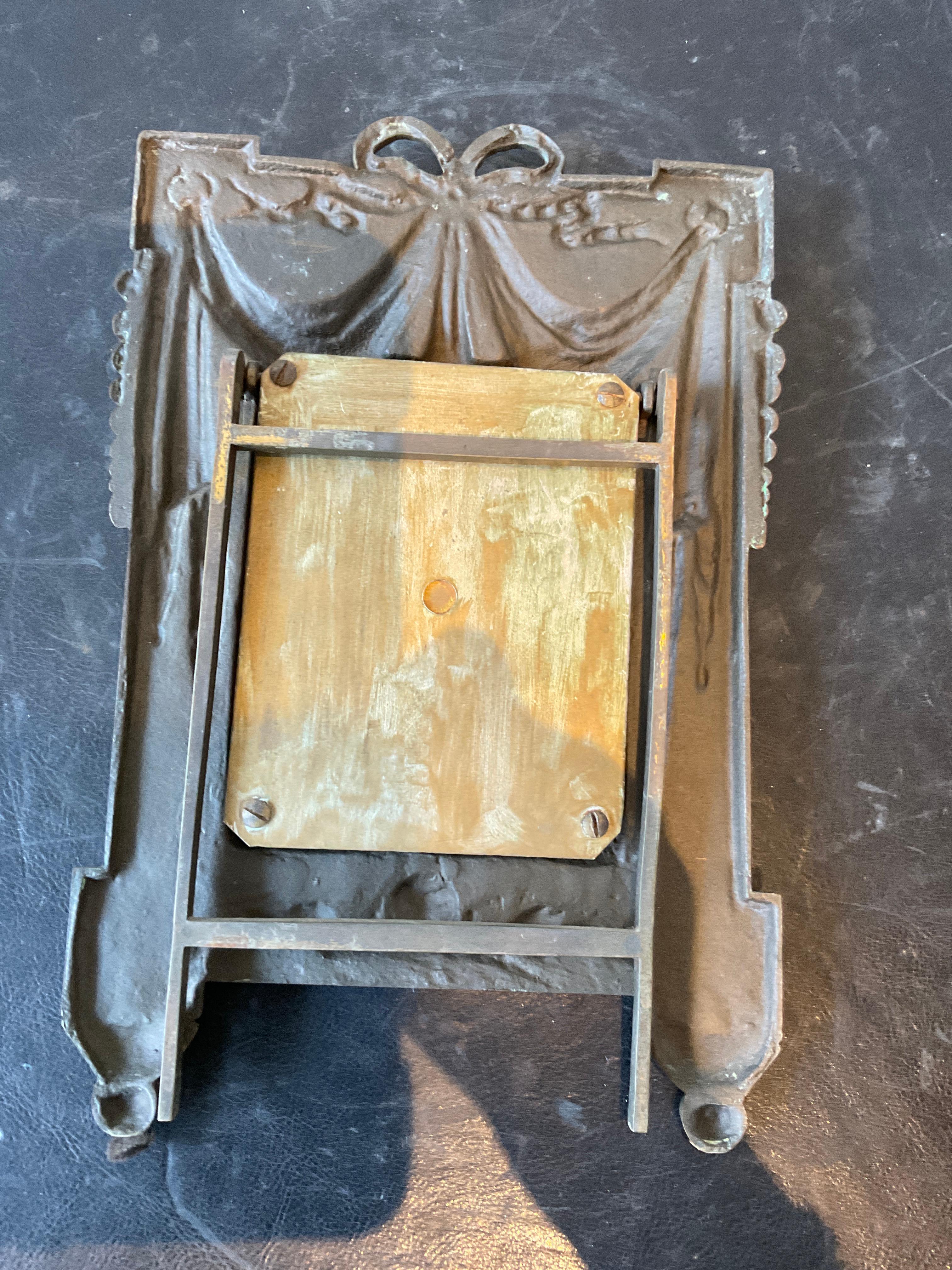 Paire de cadres classiques français en bronze des années 1940 en vente 1