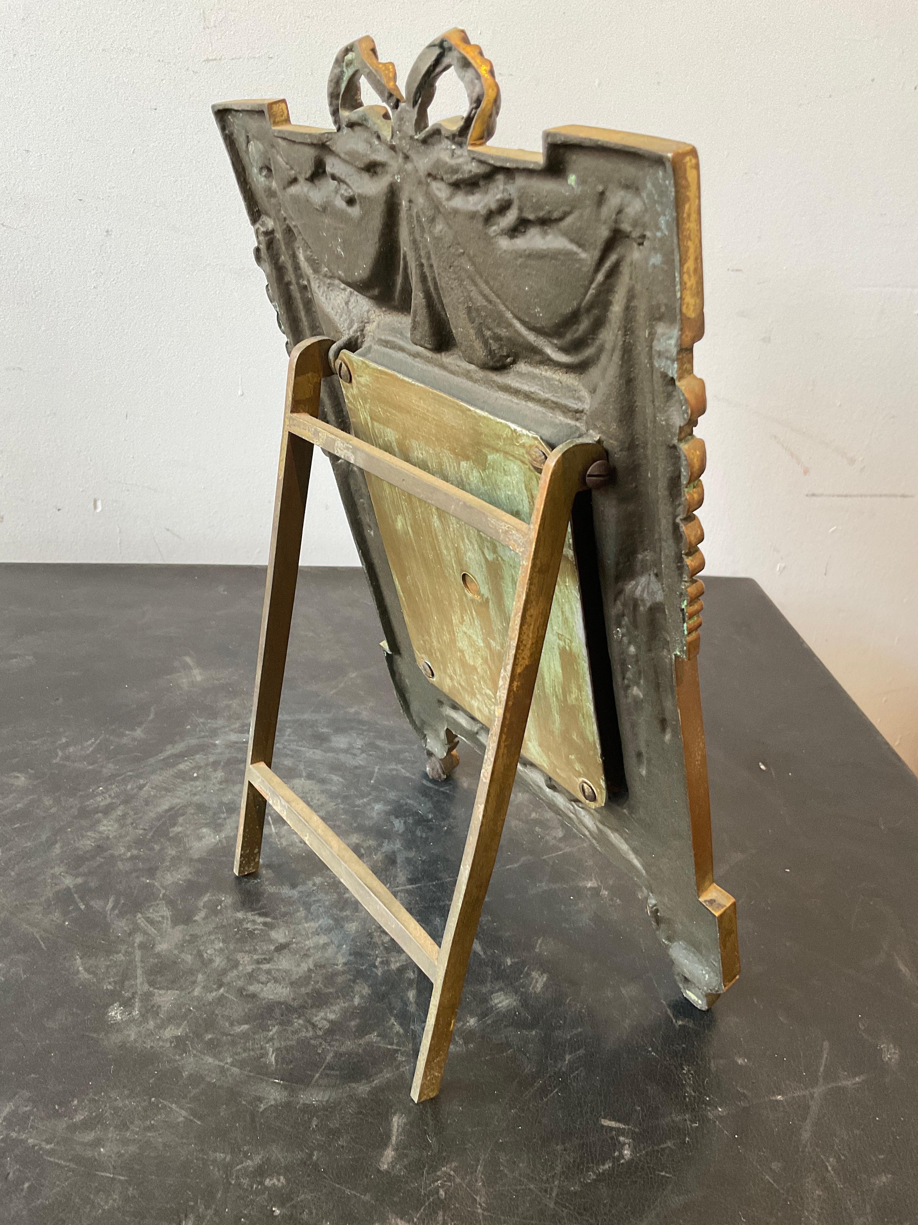 Paire de cadres classiques français en bronze des années 1940 en vente 2