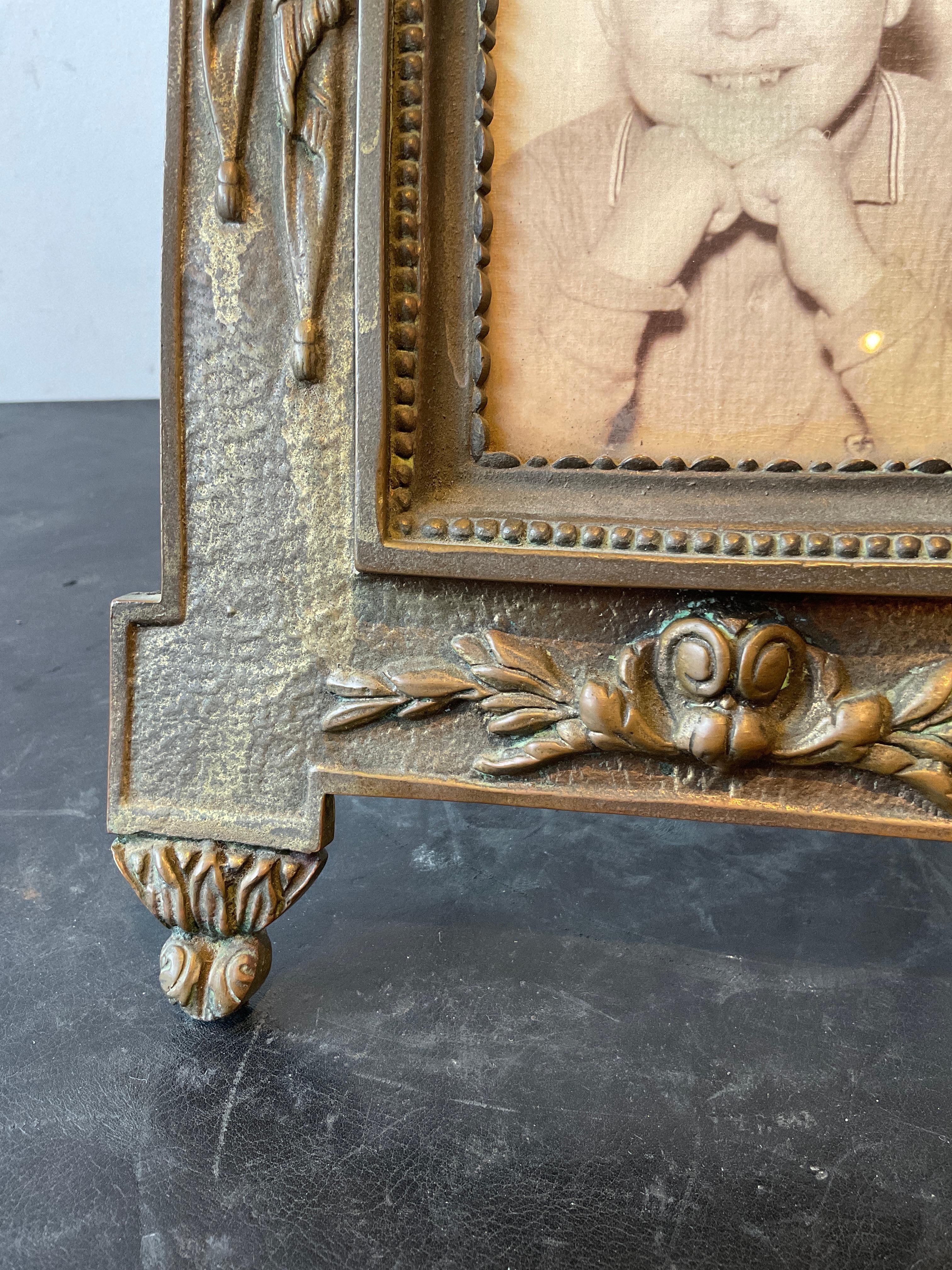 Paire de cadres classiques français en bronze des années 1940 en vente 4