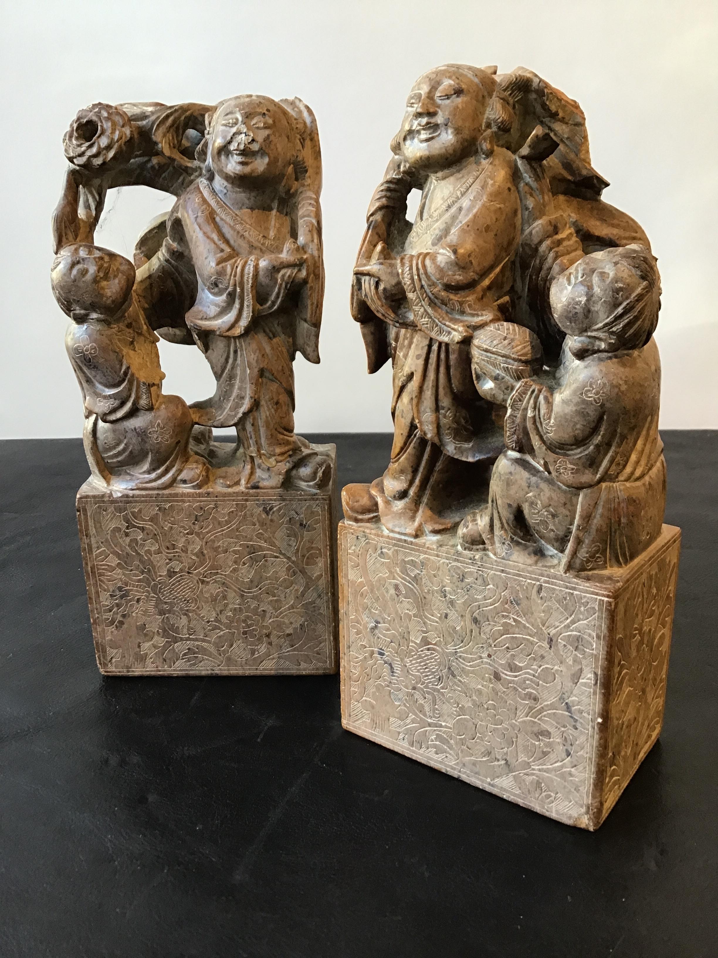 Paire de figures chinoises en stéatite sculptée des années 1940 Bon état - En vente à Tarrytown, NY