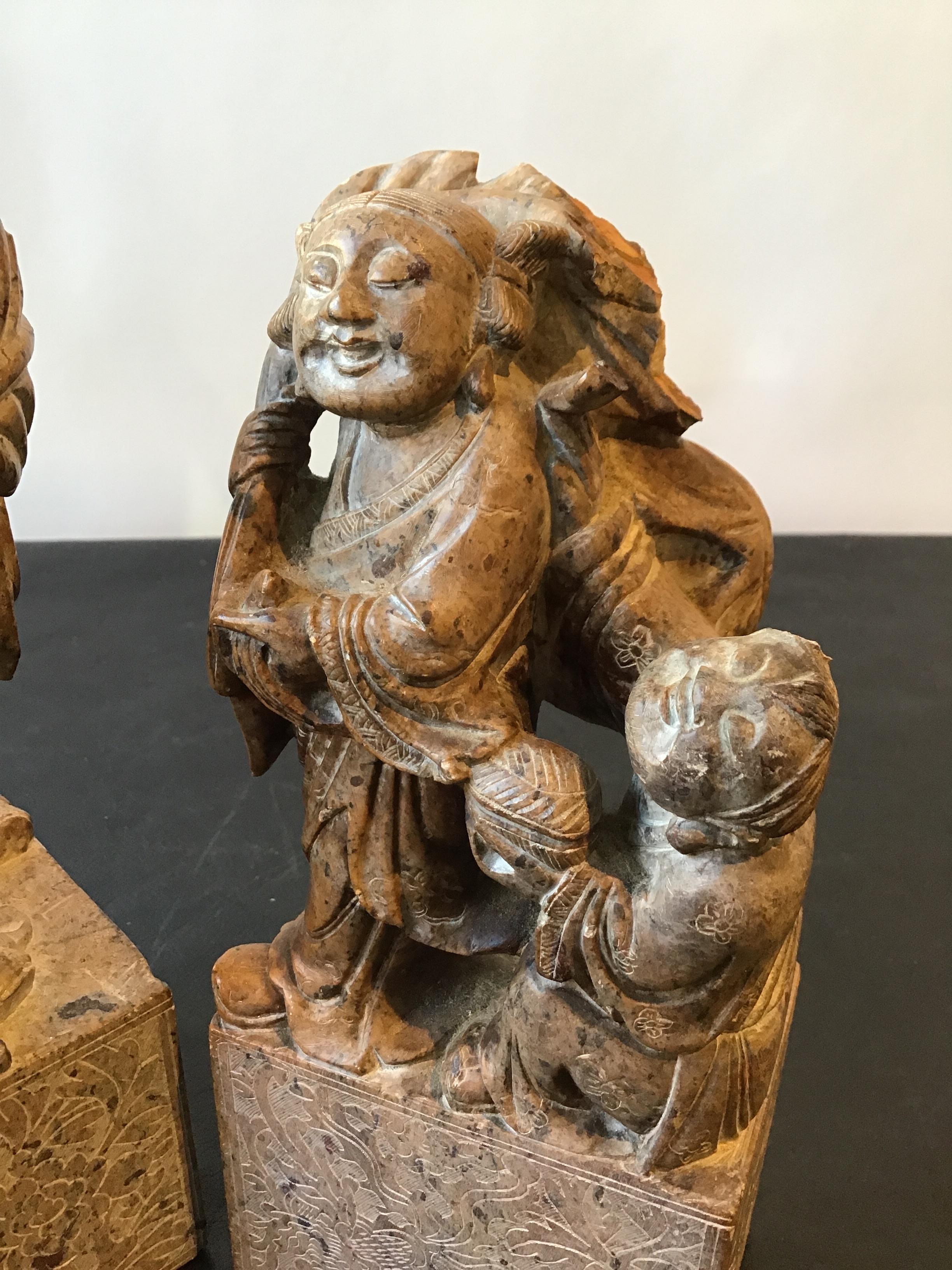 Paire de figures chinoises en stéatite sculptée des années 1940 en vente 2