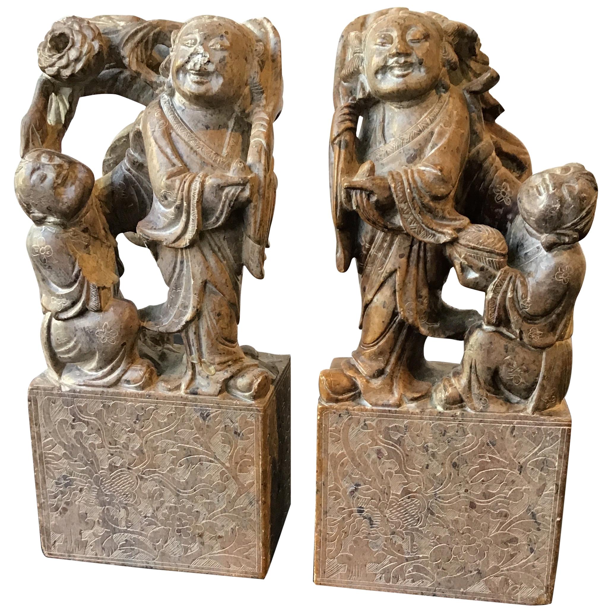 Paire de figures chinoises en stéatite sculptée des années 1940 en vente