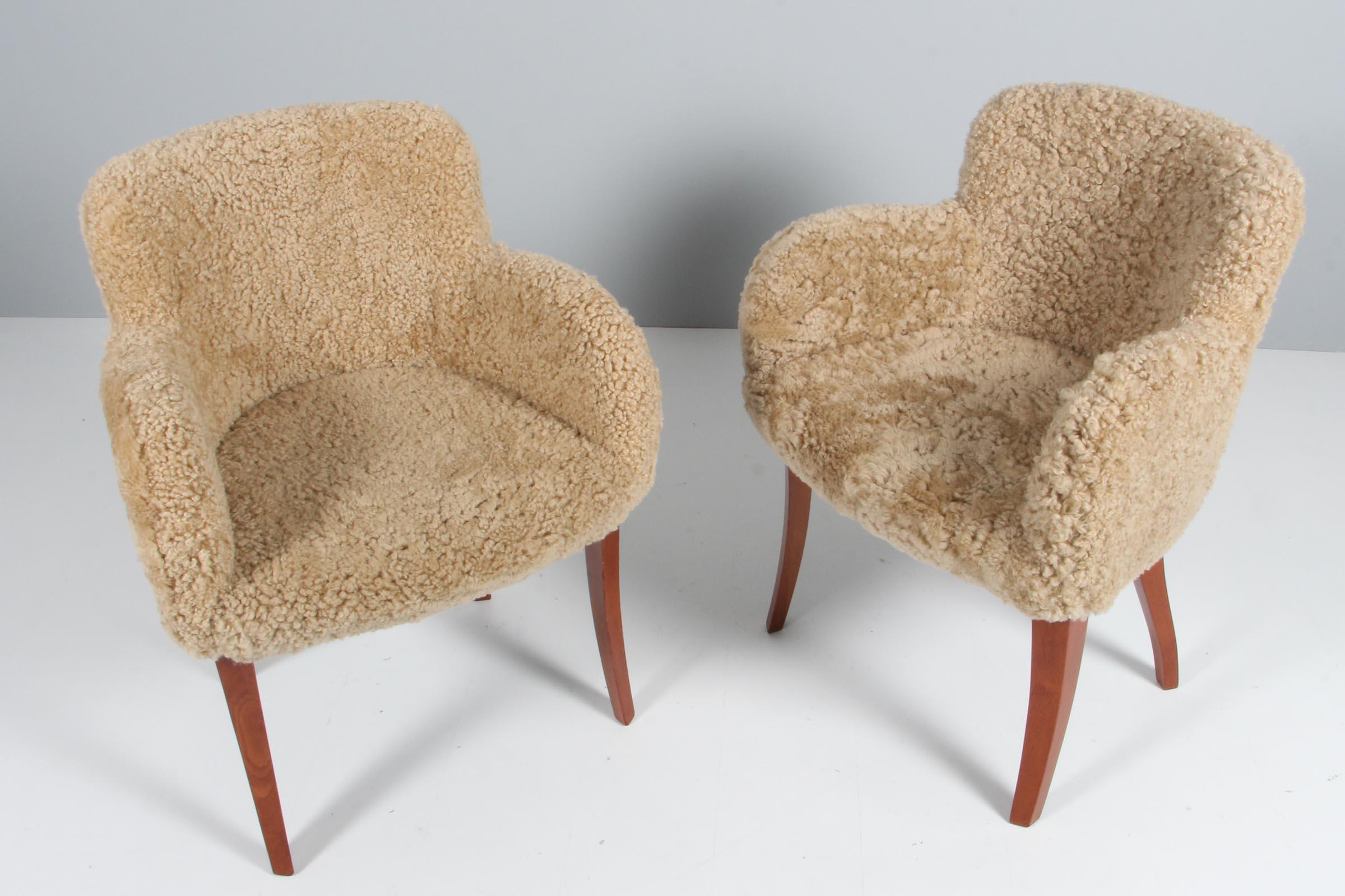 Paire de chaises des années 1940 nouvellement tapissées de peau d'agneau.

Pieds galbés en acajou massif.