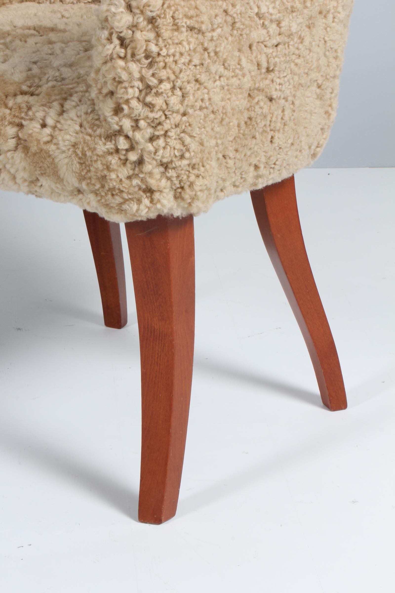 Scandinave moderne Paire de chaises des années 1940 en cuir d'agneau avec pieds en acajou. Danemark
