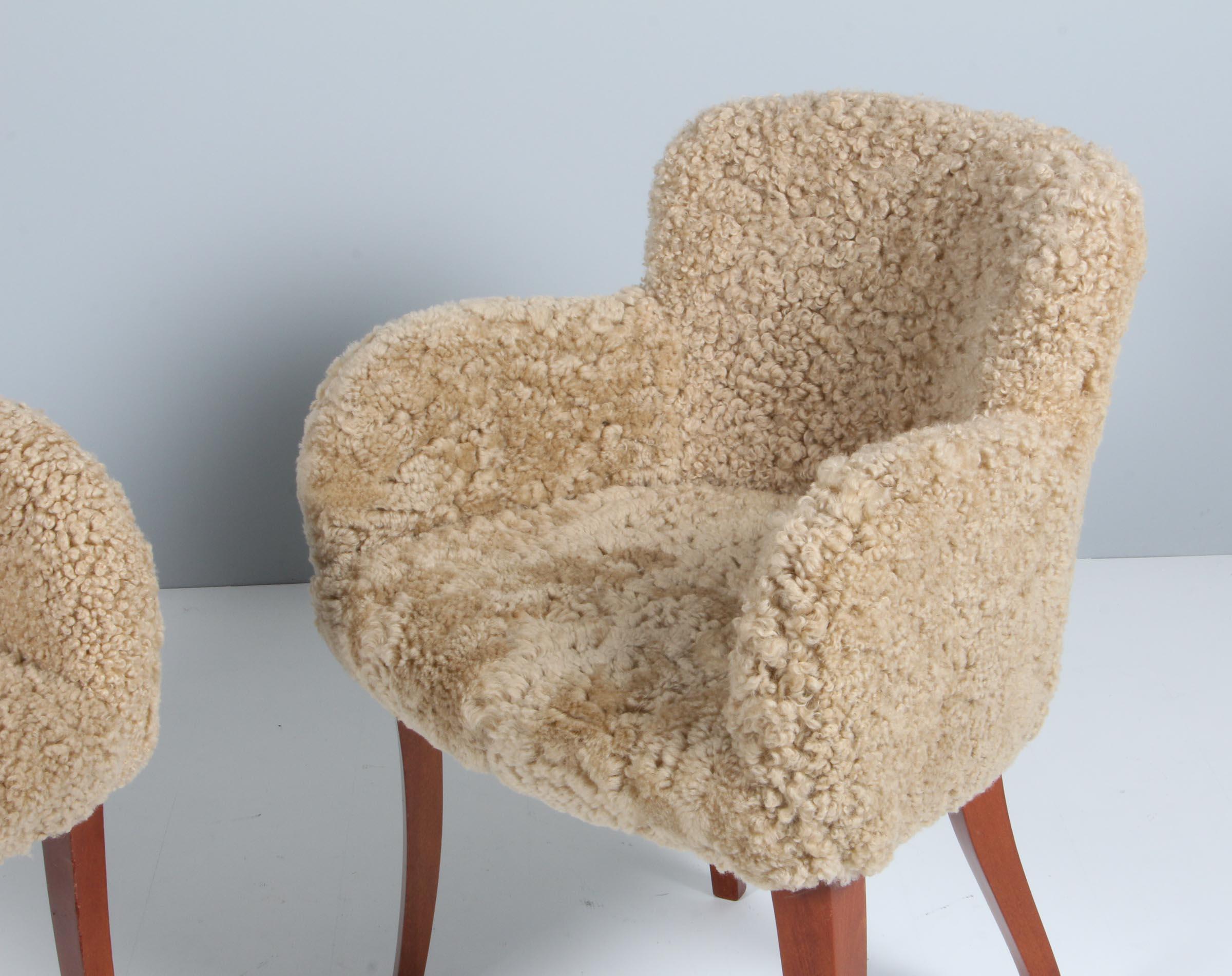 Finlandais Paire de chaises des années 1940 en cuir d'agneau avec pieds en acajou. Danemark