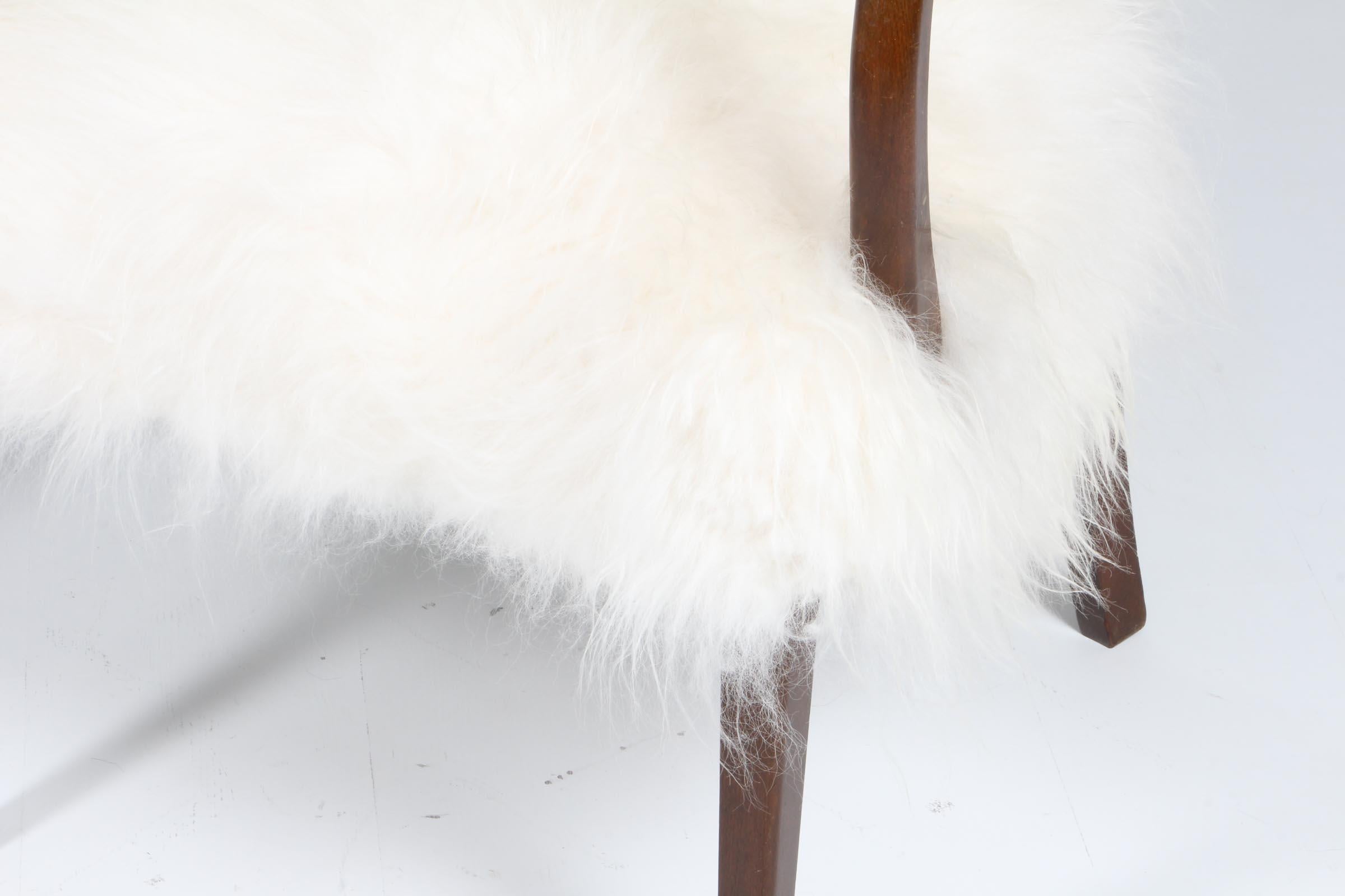 Finlandais Paire de chaises des années 1940 en peau d'agneau à poils longs, Danemark en vente