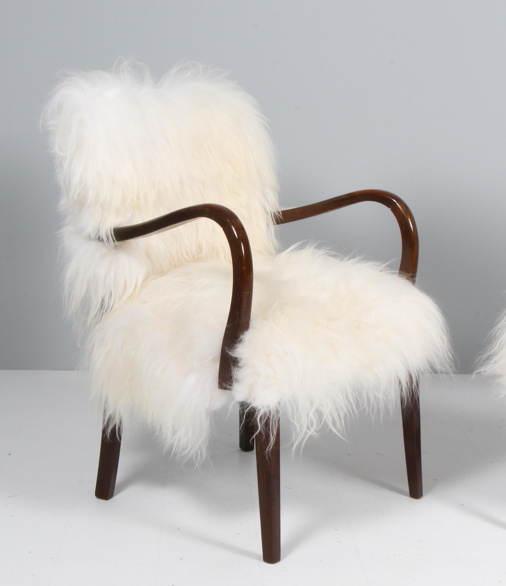 Paire de chaises des années 1940 en peau d'agneau à poils longs, Danemark Bon état - En vente à Esbjerg, DK