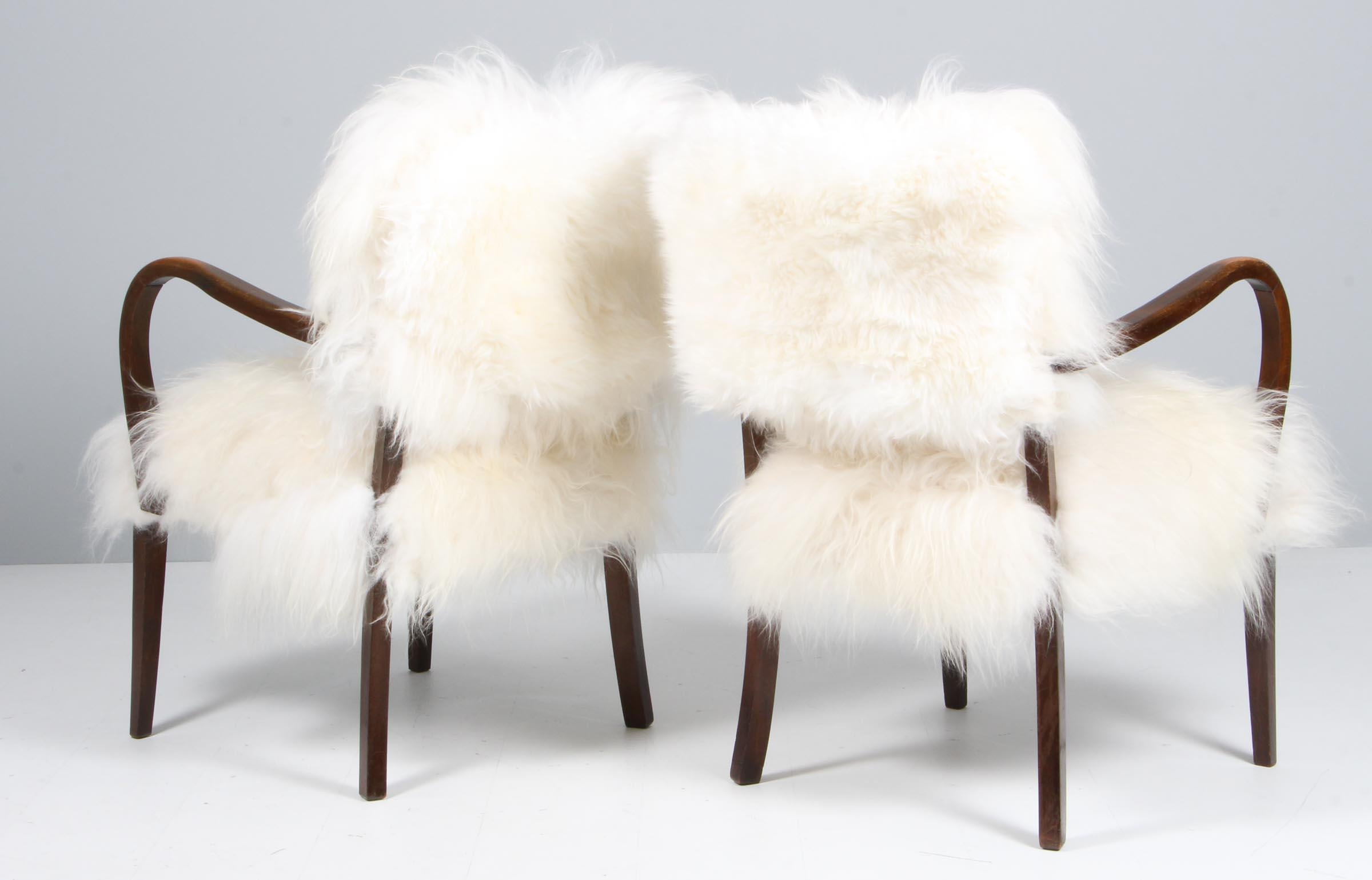 Milieu du XXe siècle Paire de chaises des années 1940 en peau d'agneau à poils longs, Danemark en vente