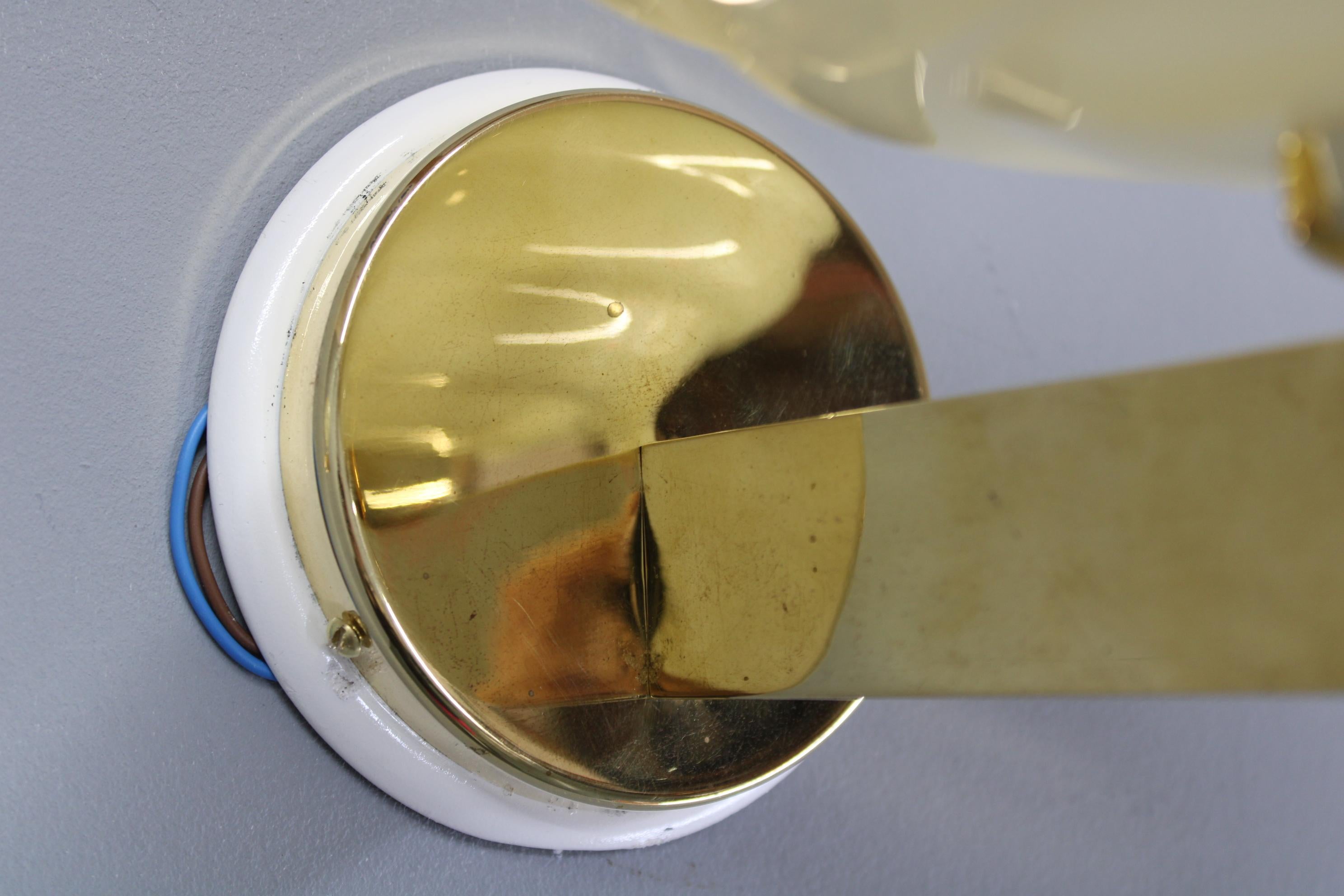 Pareja de apliques checoslovacos Art Decó de latón de los años 40 con tulipas de cristal opalino en venta 3