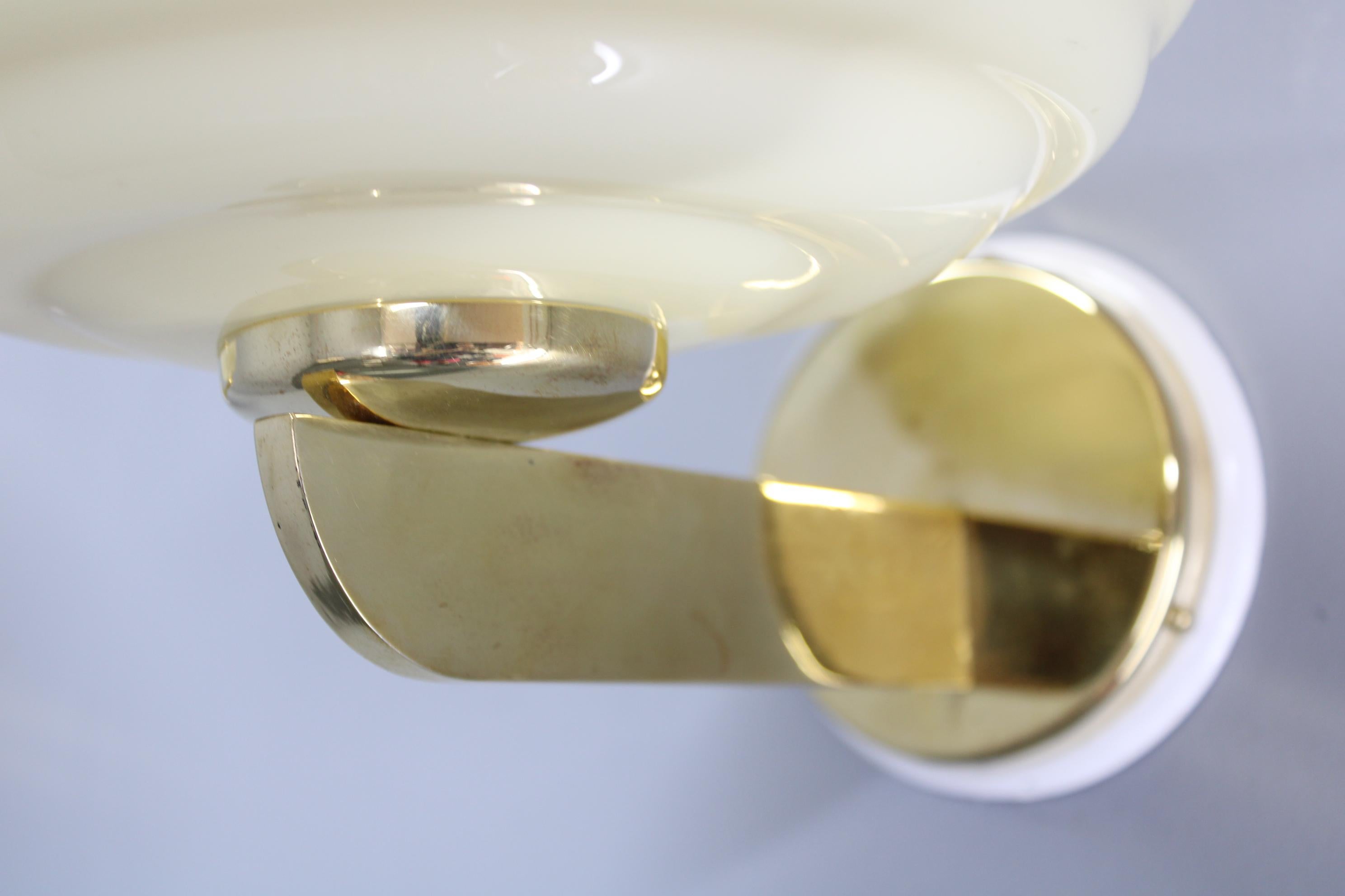 Pareja de apliques checoslovacos Art Decó de latón de los años 40 con tulipas de cristal opalino en venta 4