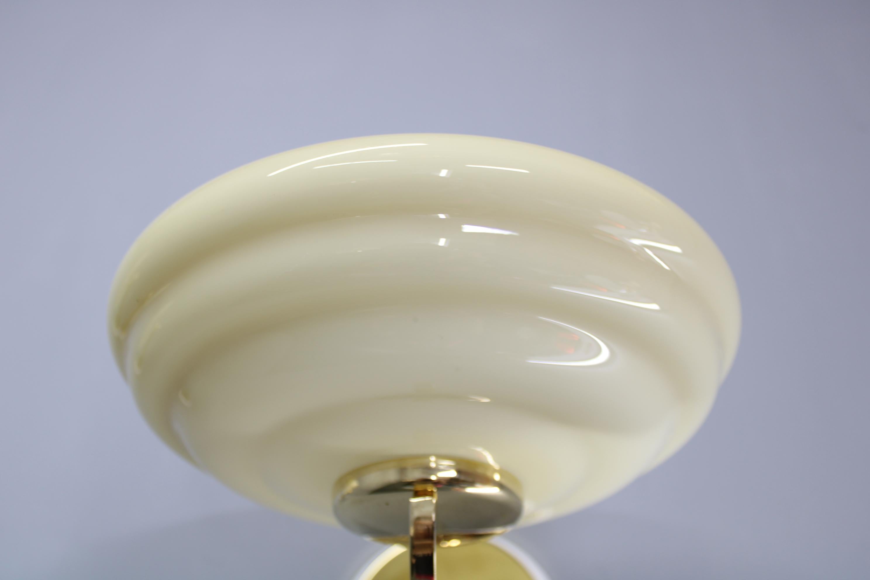 Pareja de apliques checoslovacos Art Decó de latón de los años 40 con tulipas de cristal opalino en venta 5