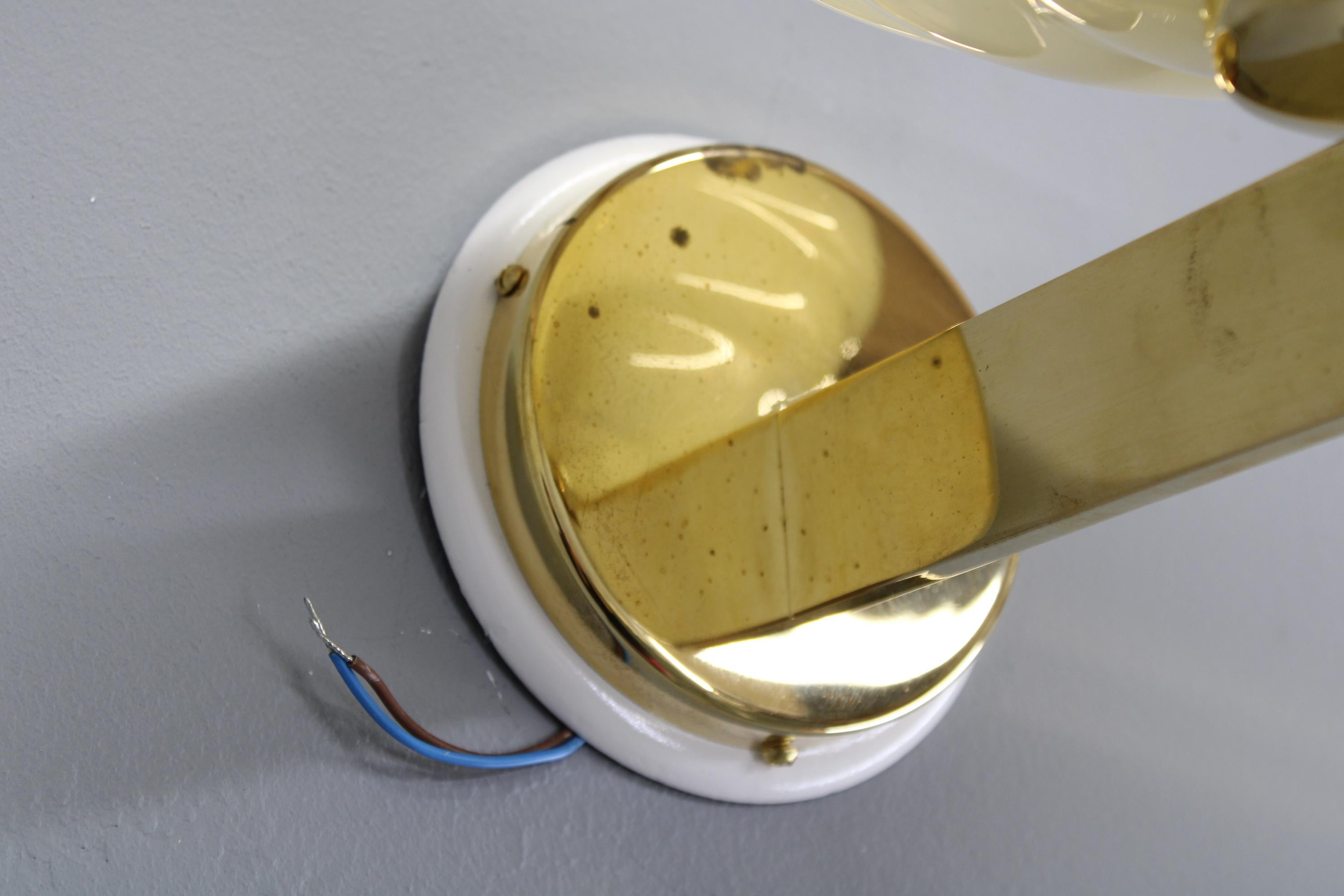 Pareja de apliques checoslovacos Art Decó de latón de los años 40 con tulipas de cristal opalino en venta 6