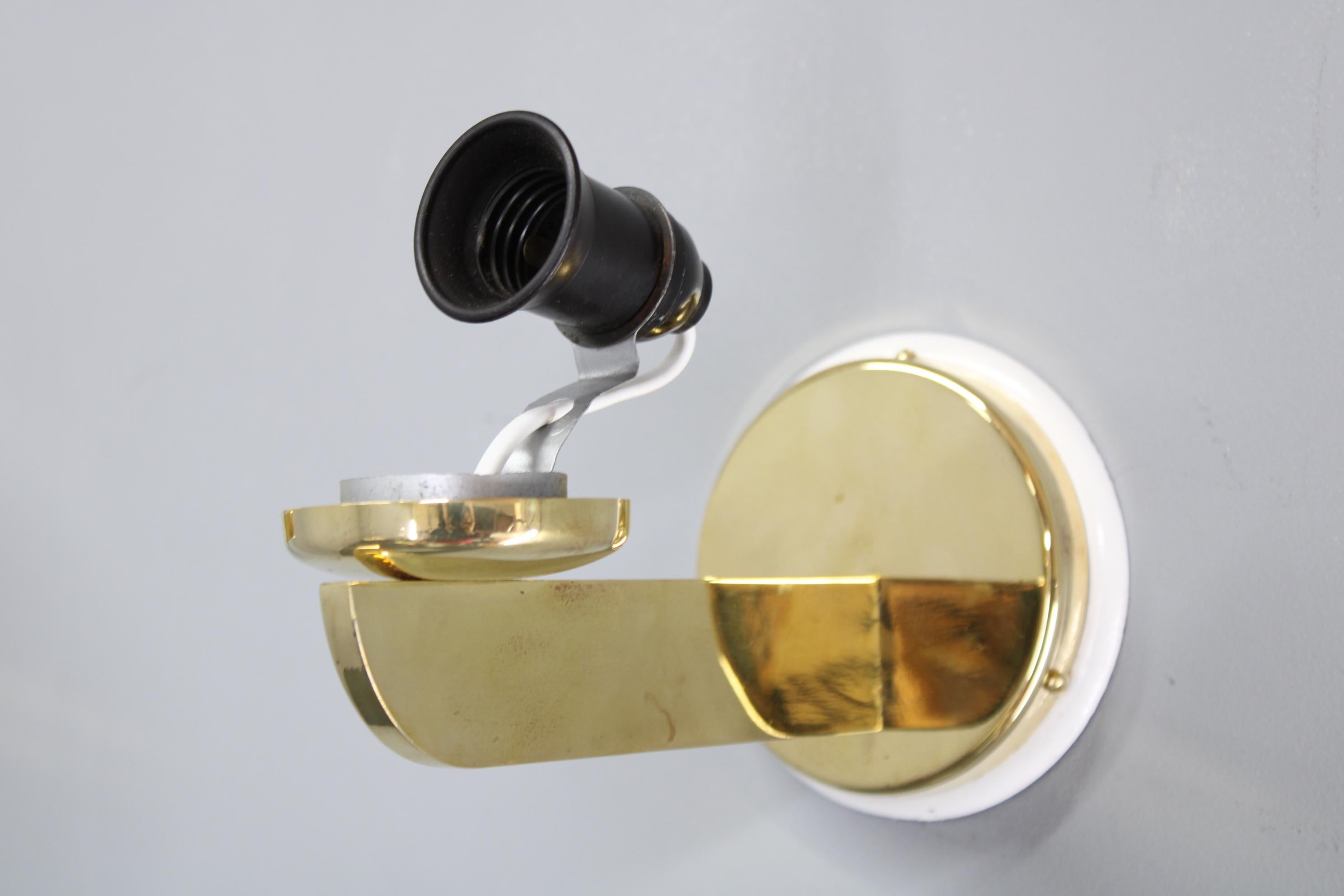 Pareja de apliques checoslovacos Art Decó de latón de los años 40 con tulipas de cristal opalino en venta 7