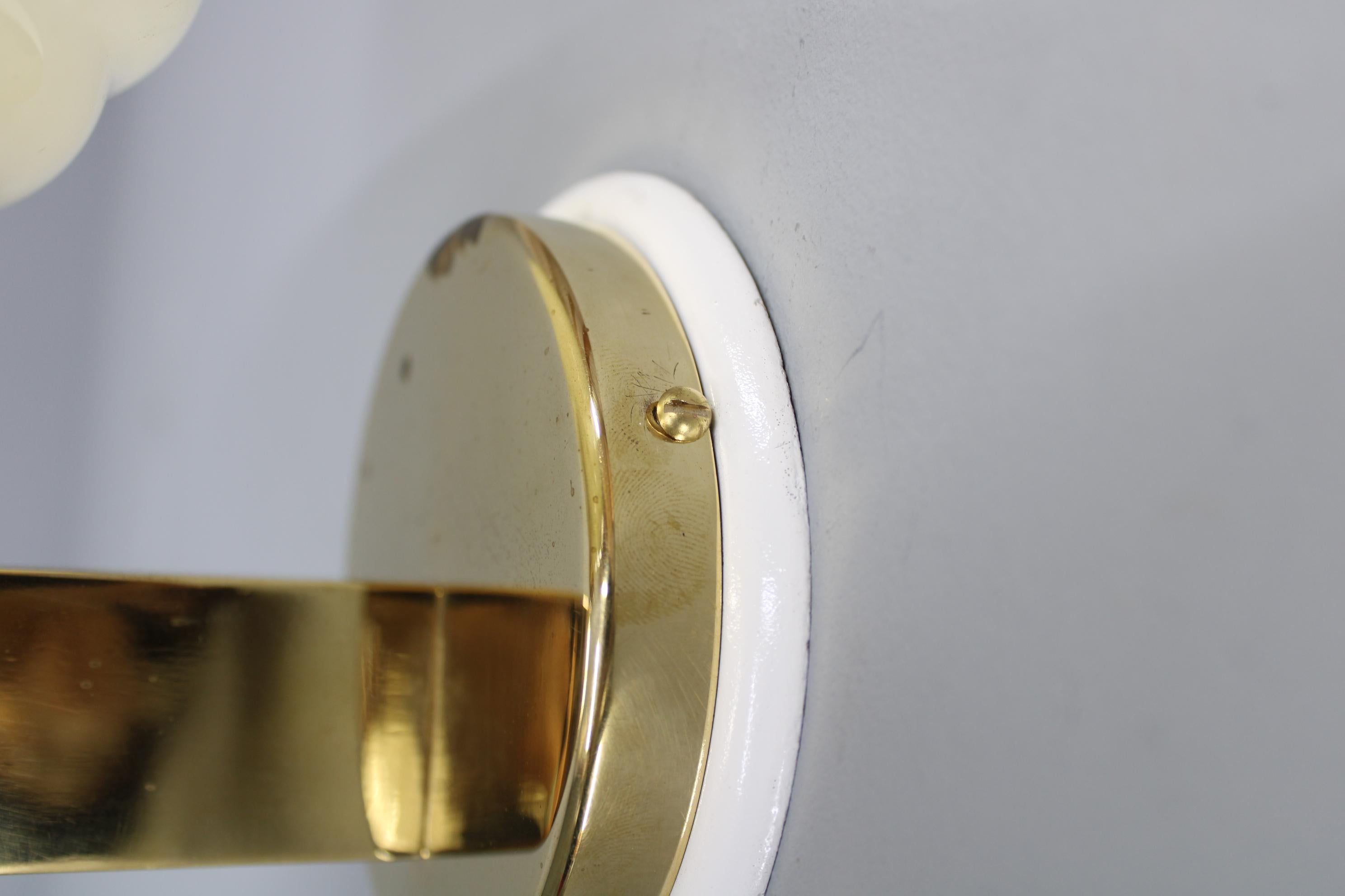 Pareja de apliques checoslovacos Art Decó de latón de los años 40 con tulipas de cristal opalino en venta 8