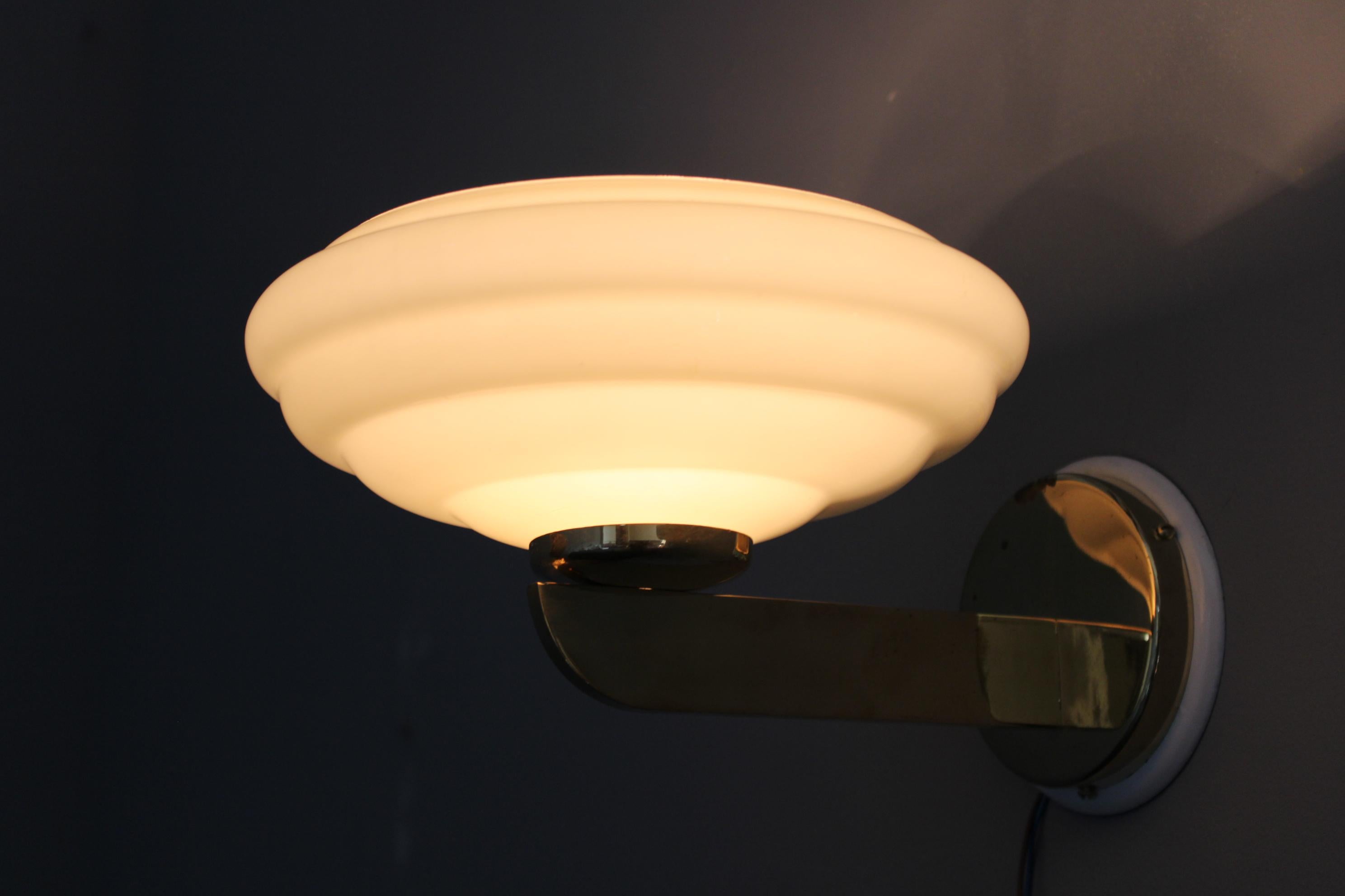 Pareja de apliques checoslovacos Art Decó de latón de los años 40 con tulipas de cristal opalino en venta 9