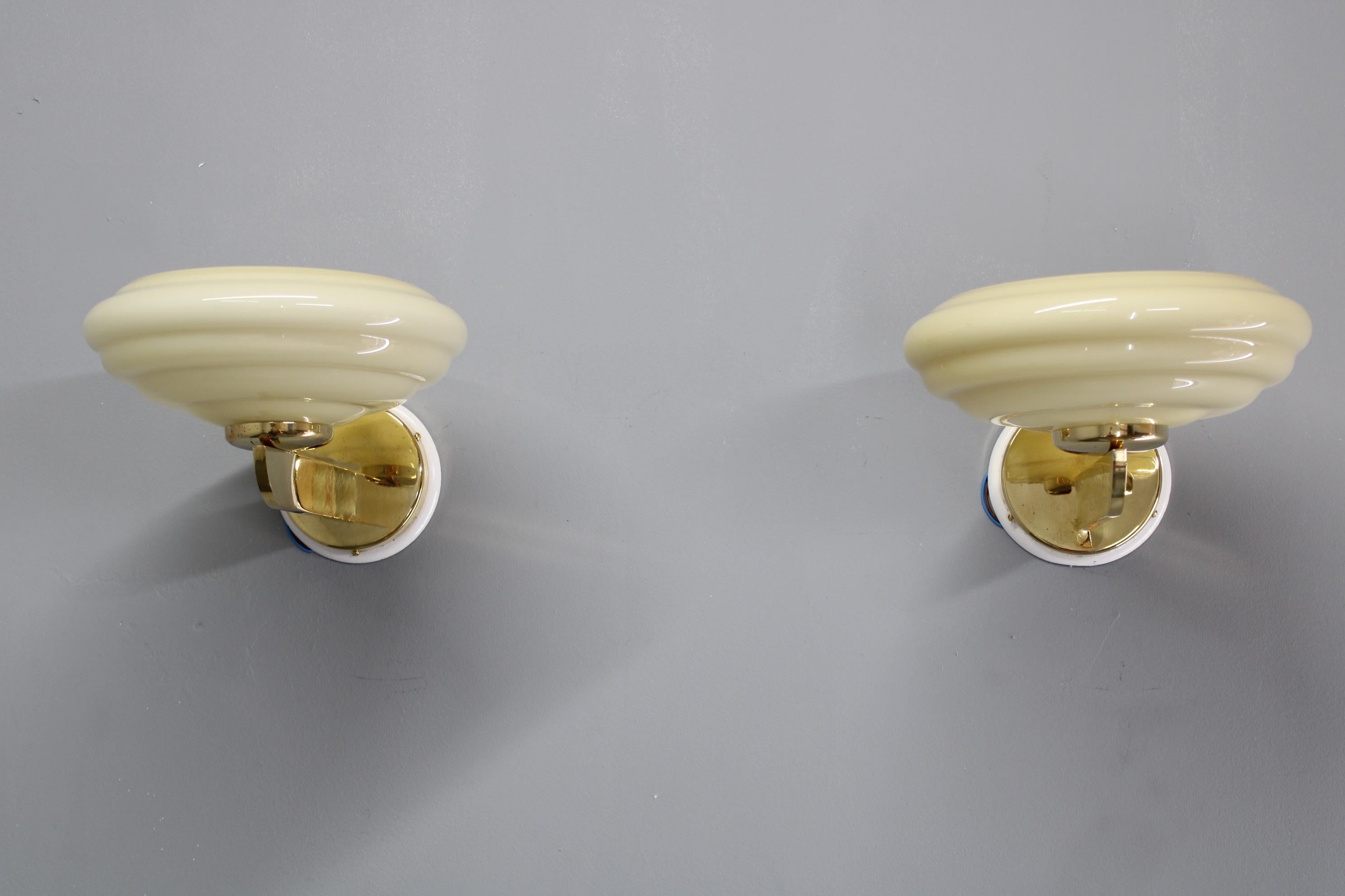 Pareja de apliques checoslovacos Art Decó de latón de los años 40 con tulipas de cristal opalino Checo en venta