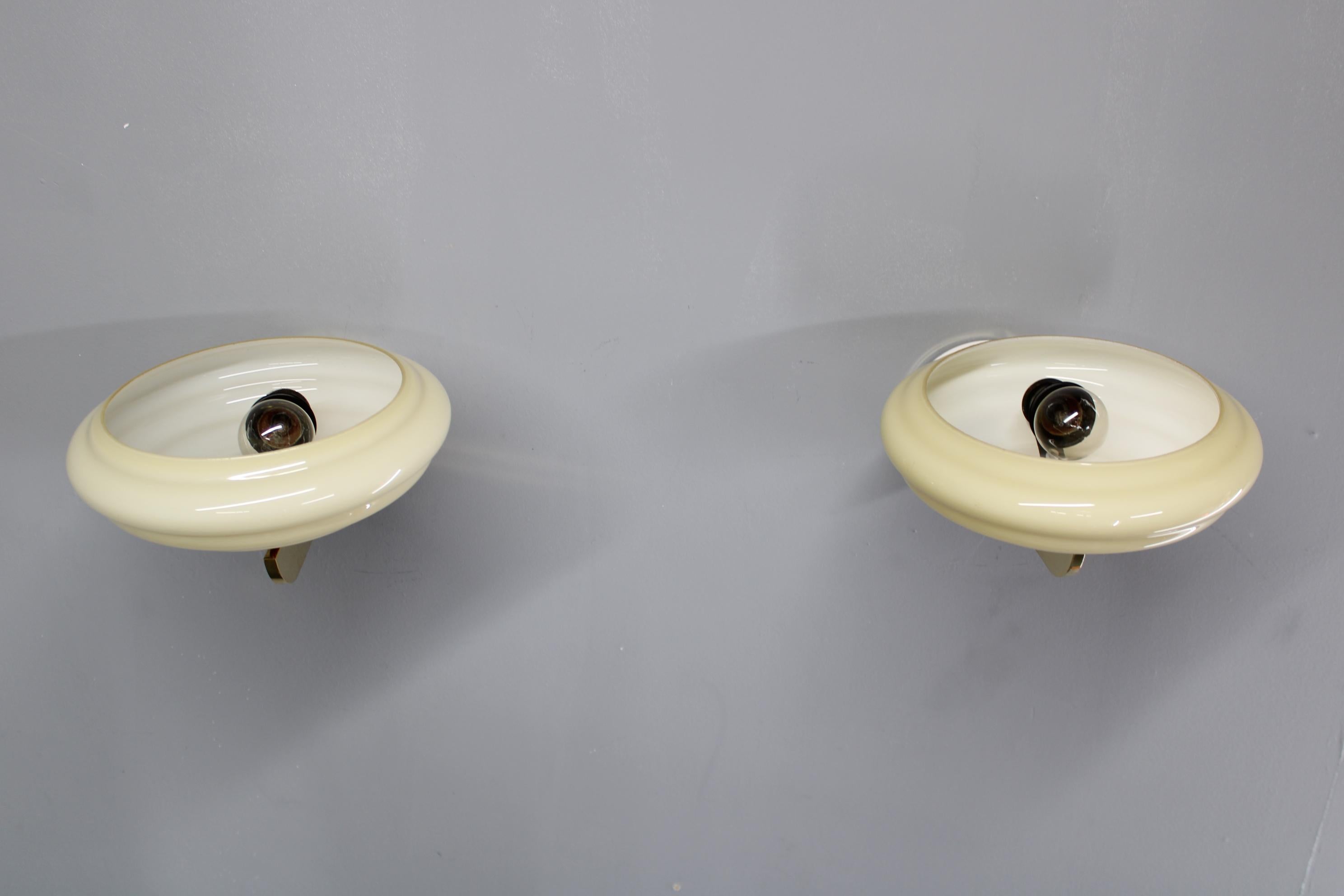 Pareja de apliques checoslovacos Art Decó de latón de los años 40 con tulipas de cristal opalino en Bueno estado para la venta en Praha, CZ