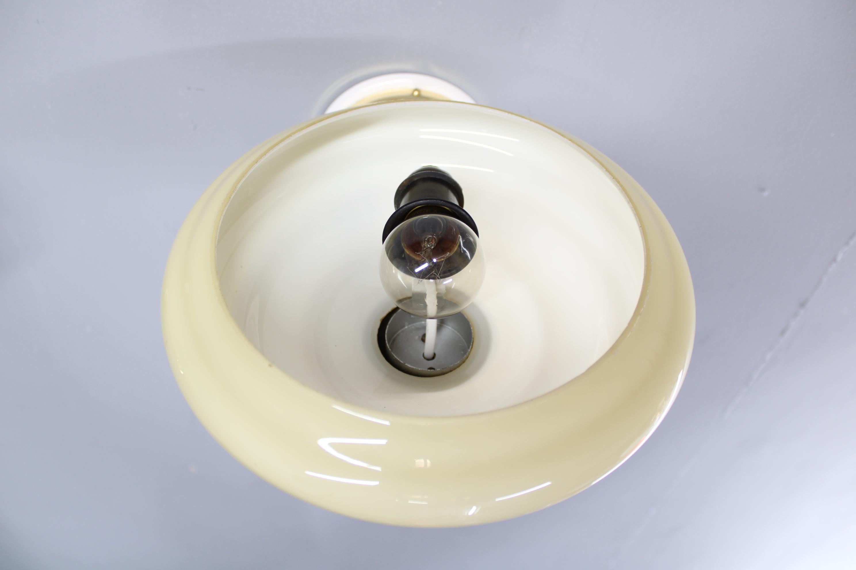 Pareja de apliques checoslovacos Art Decó de latón de los años 40 con tulipas de cristal opalino mediados del siglo XX en venta