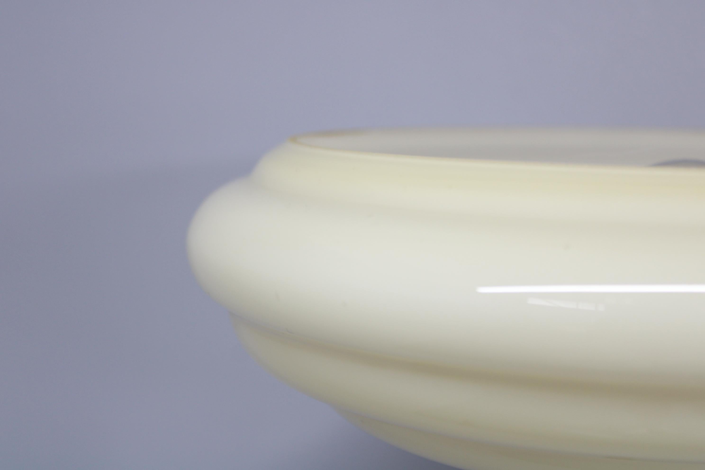 Pareja de apliques checoslovacos Art Decó de latón de los años 40 con tulipas de cristal opalino Metal en venta