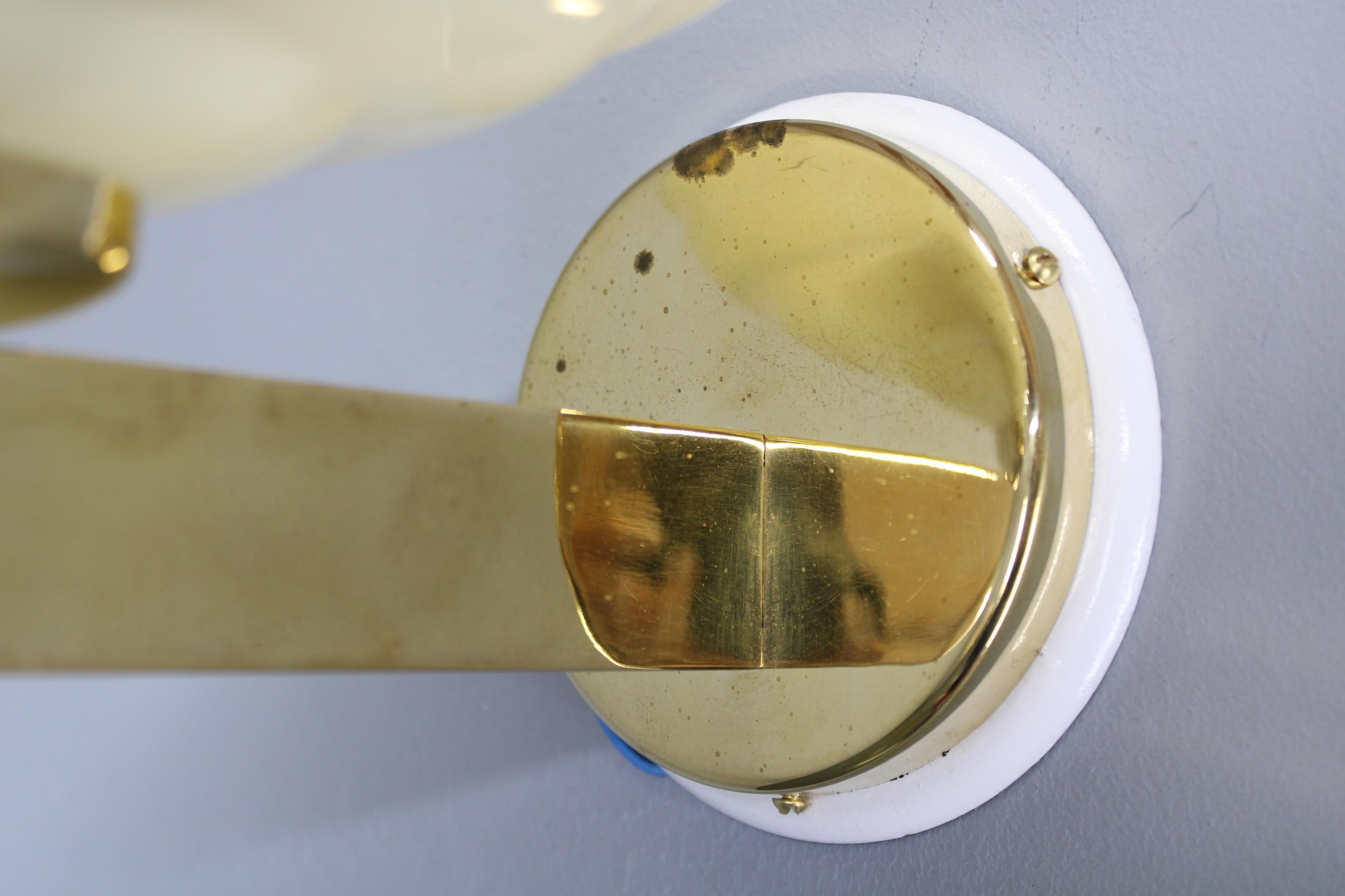 Pareja de apliques checoslovacos Art Decó de latón de los años 40 con tulipas de cristal opalino en venta 1