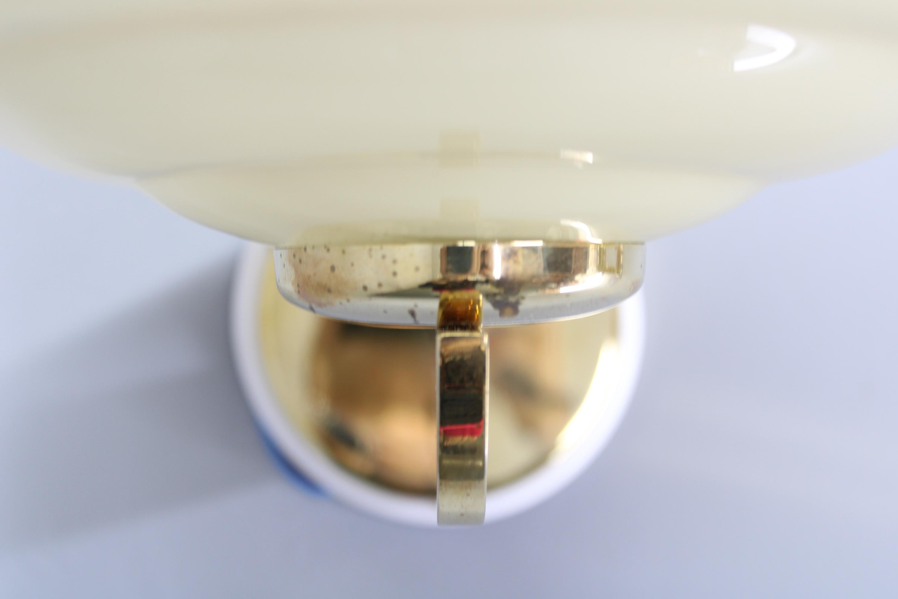 Pareja de apliques checoslovacos Art Decó de latón de los años 40 con tulipas de cristal opalino en venta 2