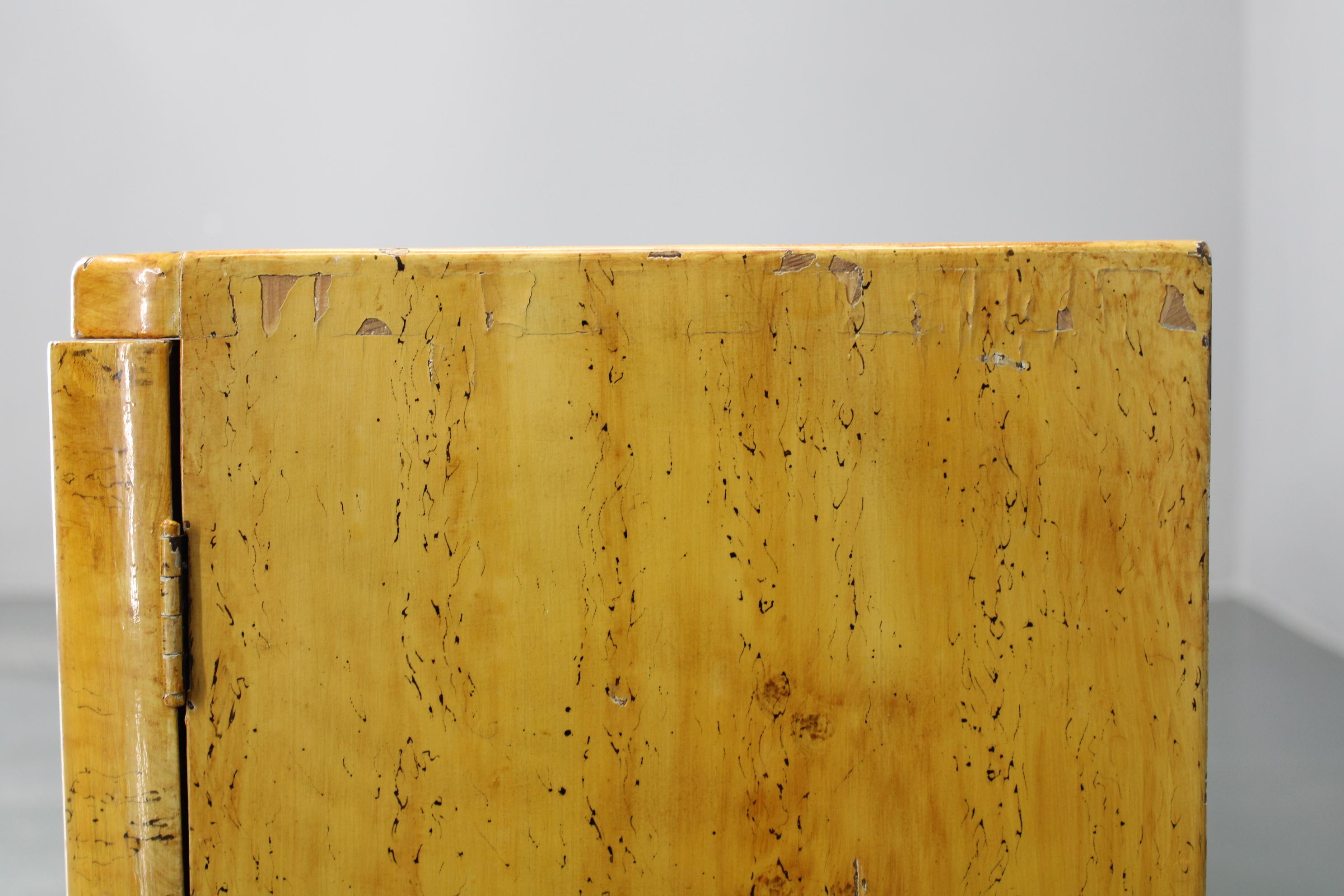 Paire de tables de nuit tchécoslovaques Art Déco des années 1940 avec imitation d'érable peint en vente 2