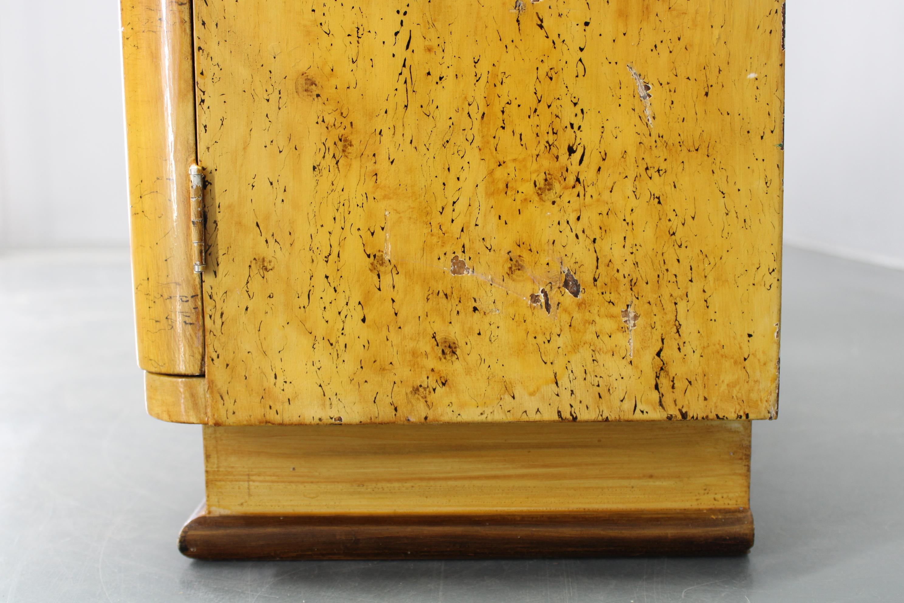 Paire de tables de nuit tchécoslovaques Art Déco des années 1940 avec imitation d'érable peint en vente 3