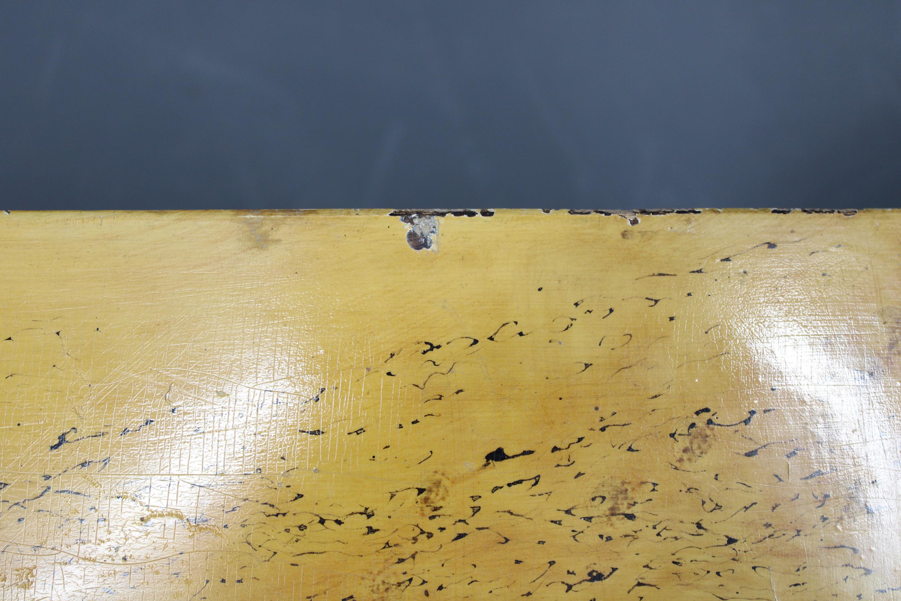 Paire de tables de nuit tchécoslovaques Art Déco des années 1940 avec imitation d'érable peint en vente 4