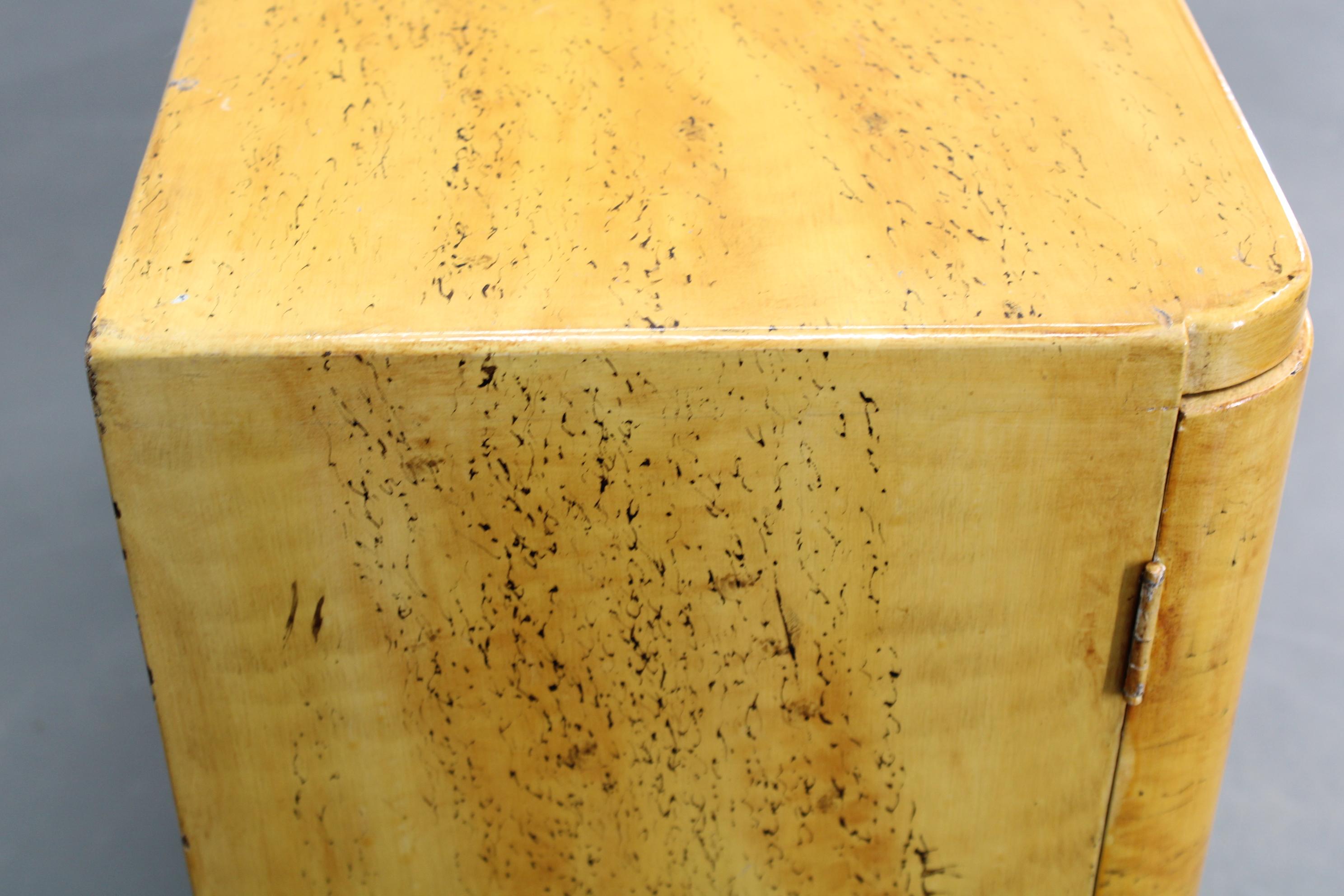 Paire de tables de nuit tchécoslovaques Art Déco des années 1940 avec imitation d'érable peint en vente 5