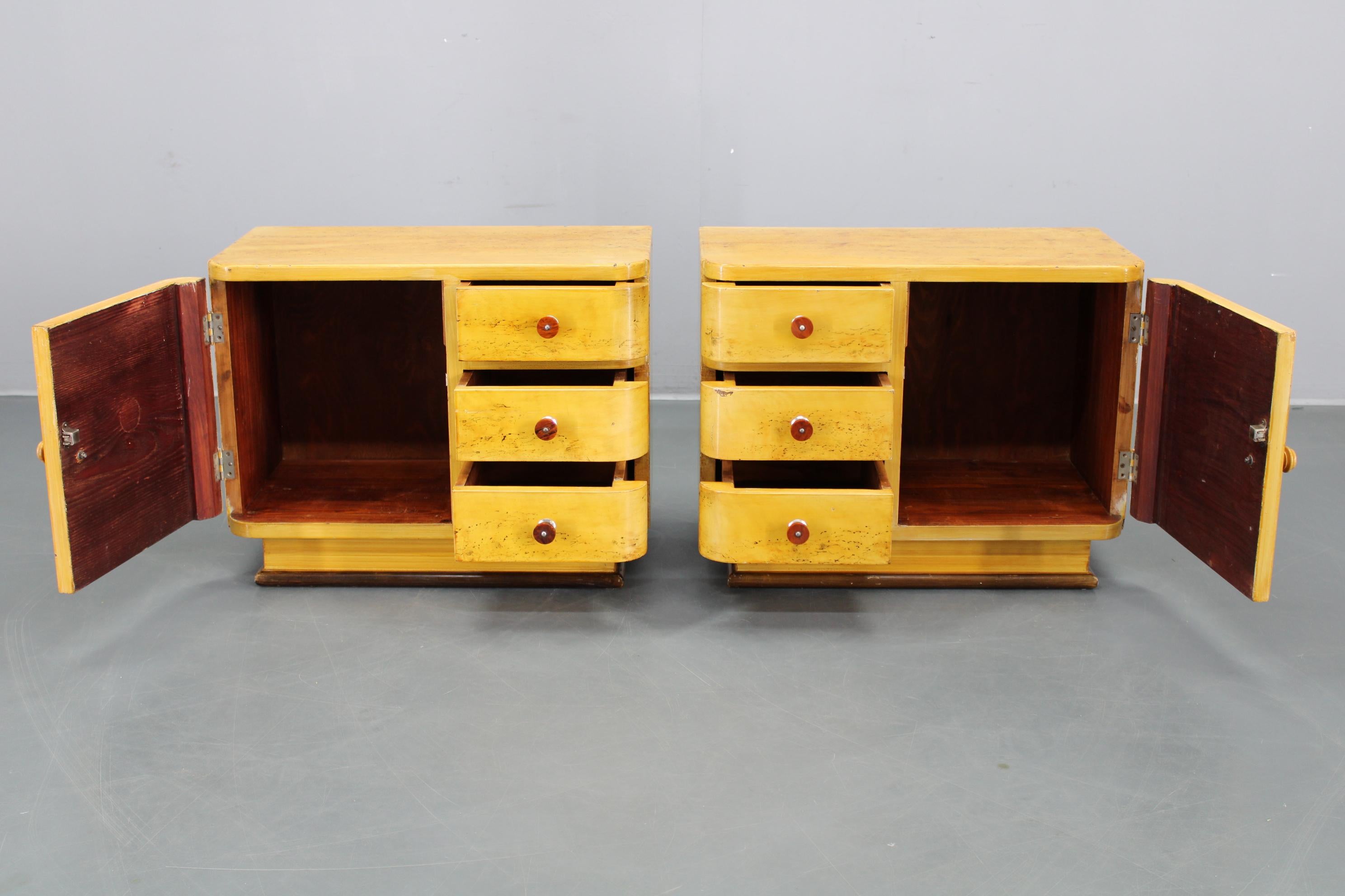 Paire de tables de nuit tchécoslovaques Art Déco des années 1940 avec imitation d'érable peint en vente 6