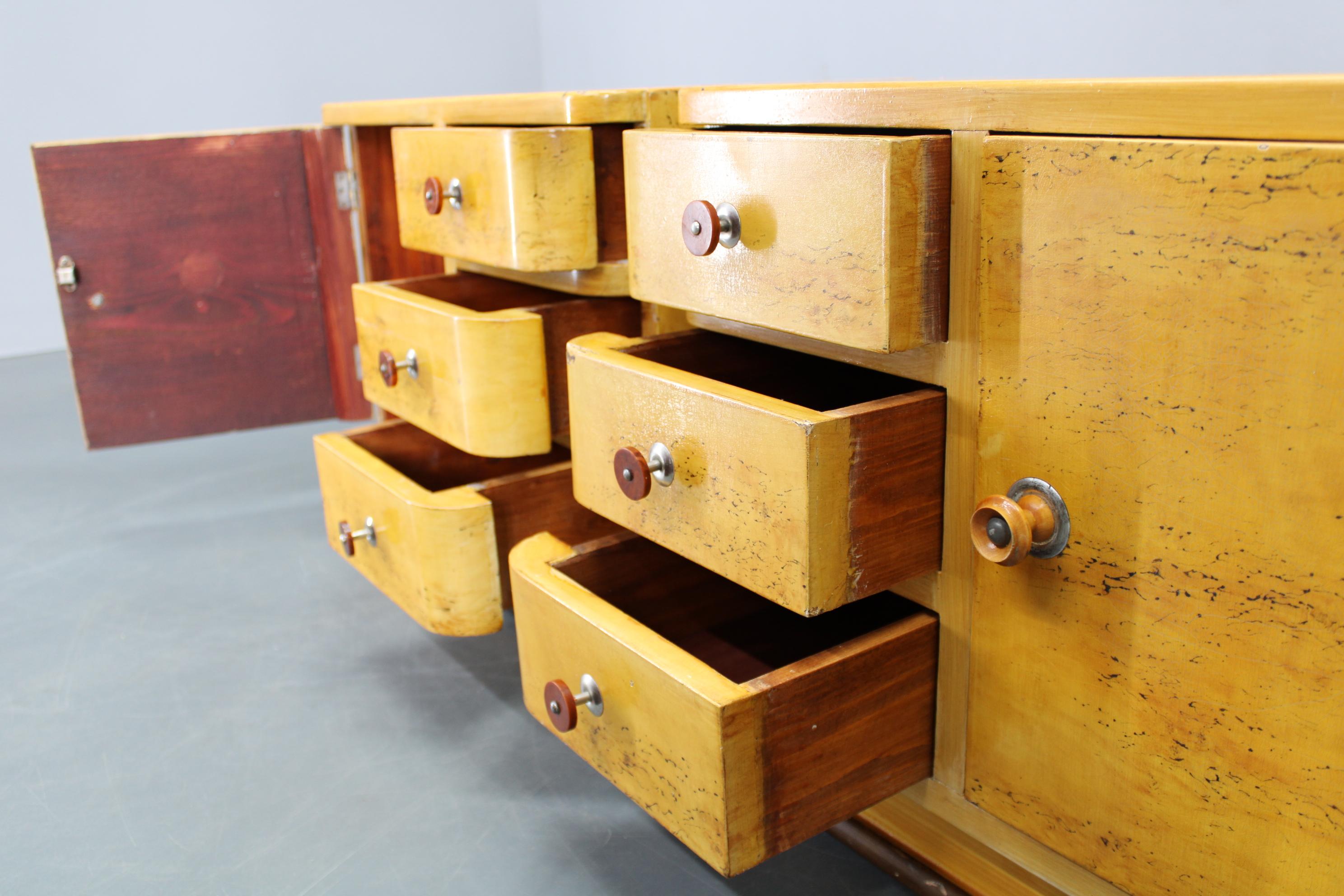 Paire de tables de nuit tchécoslovaques Art Déco des années 1940 avec imitation d'érable peint en vente 7