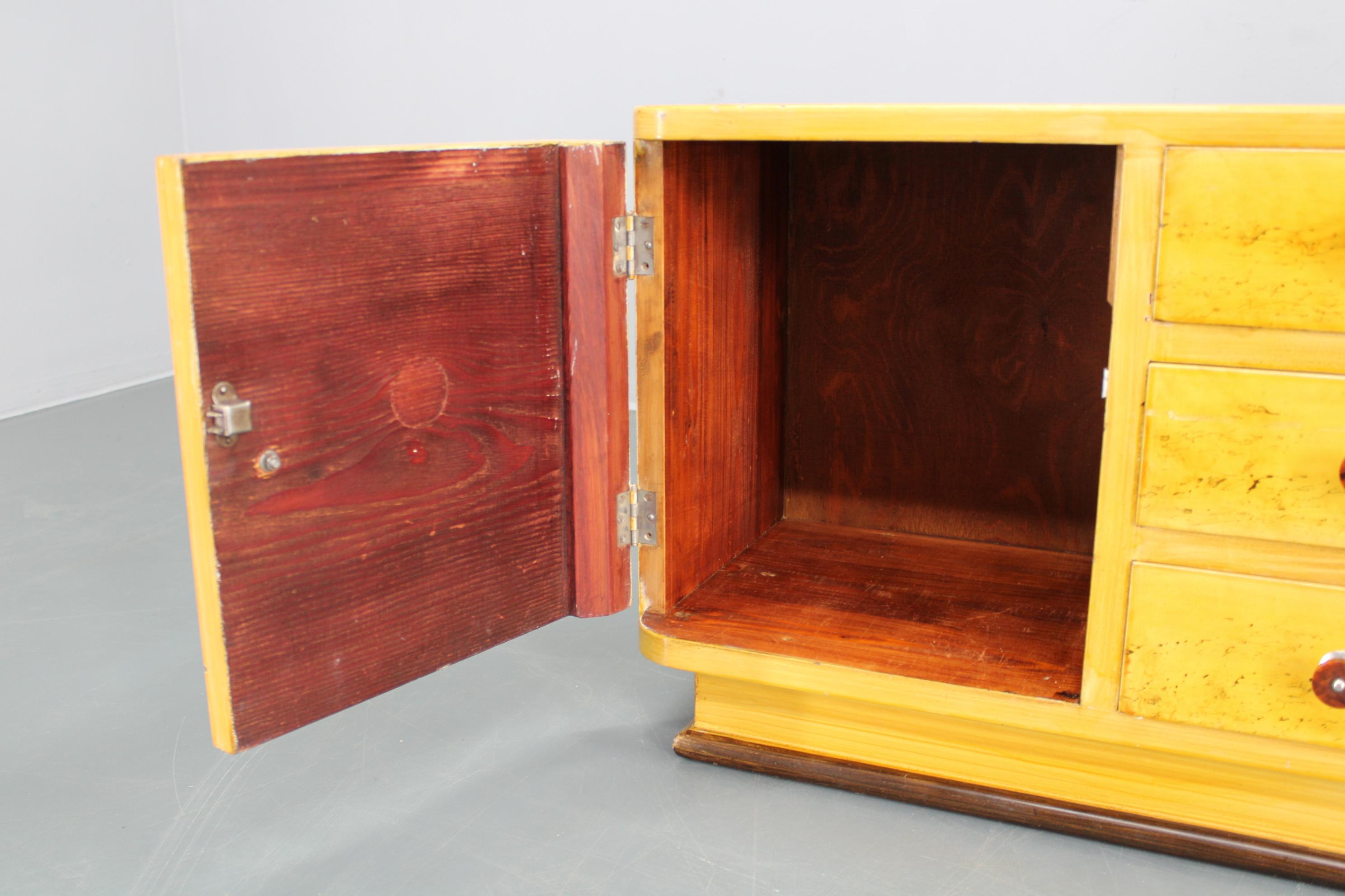 Paire de tables de nuit tchécoslovaques Art Déco des années 1940 avec imitation d'érable peint en vente 8