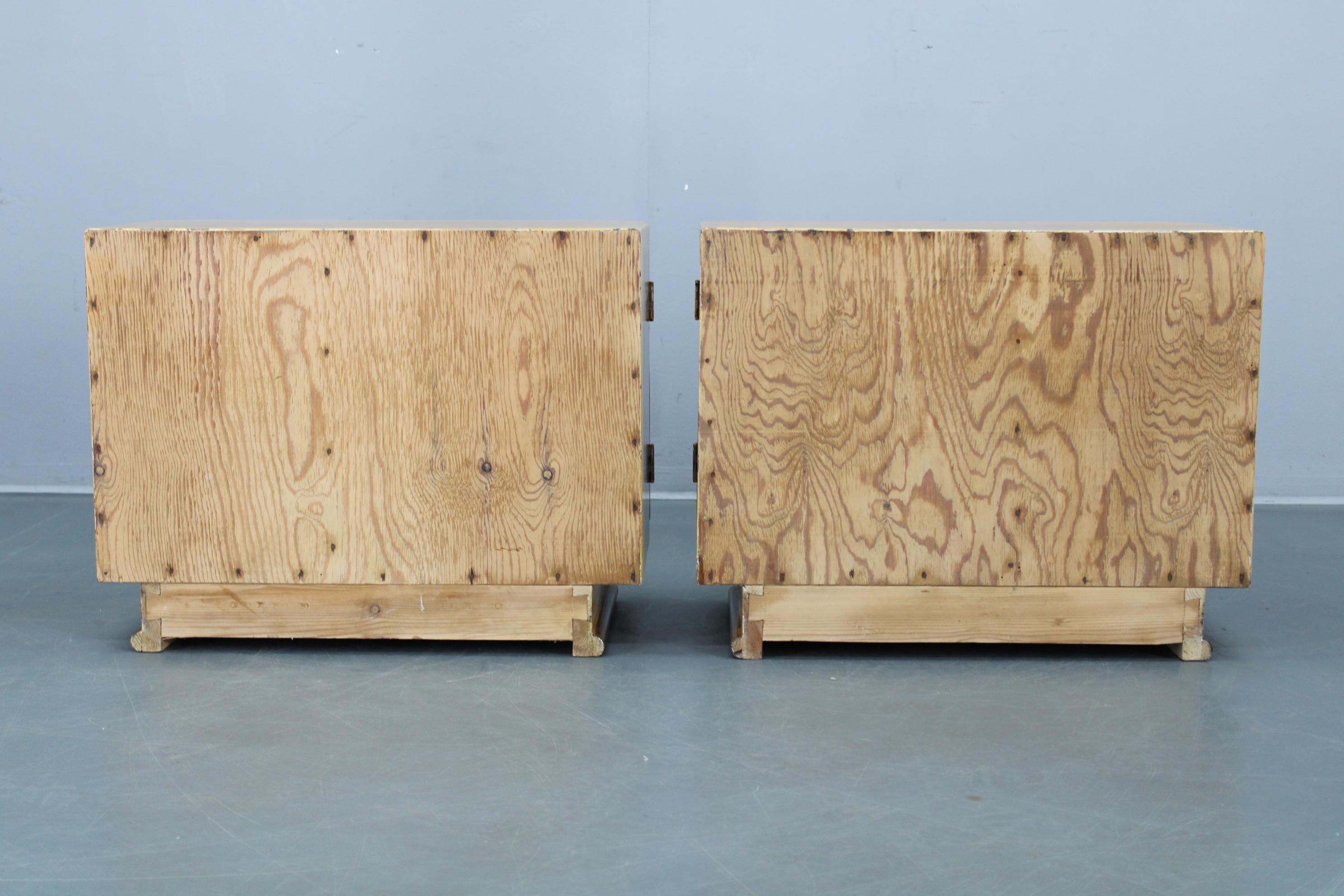 Paire de tables de nuit tchécoslovaques Art Déco des années 1940 avec imitation d'érable peint en vente 9