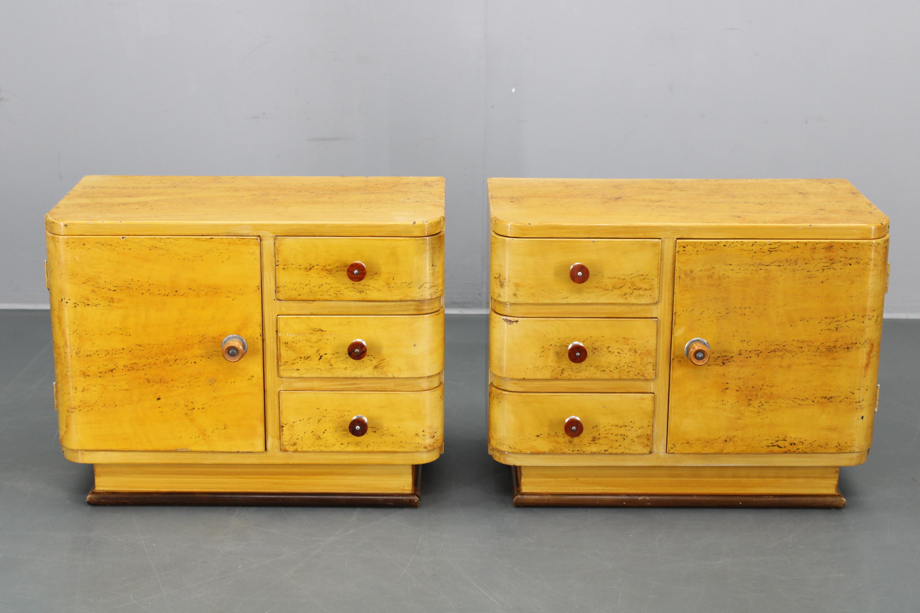 Cette paire de tables de nuit Art déco, produite en Tchécoslovaquie dans les années 1940, reflète les courbes douces, les lignes épurées et l'artisanat décoratif typique de l'Art déco d'Europe centrale. Fabriquées en bois et en contreplaqué, les