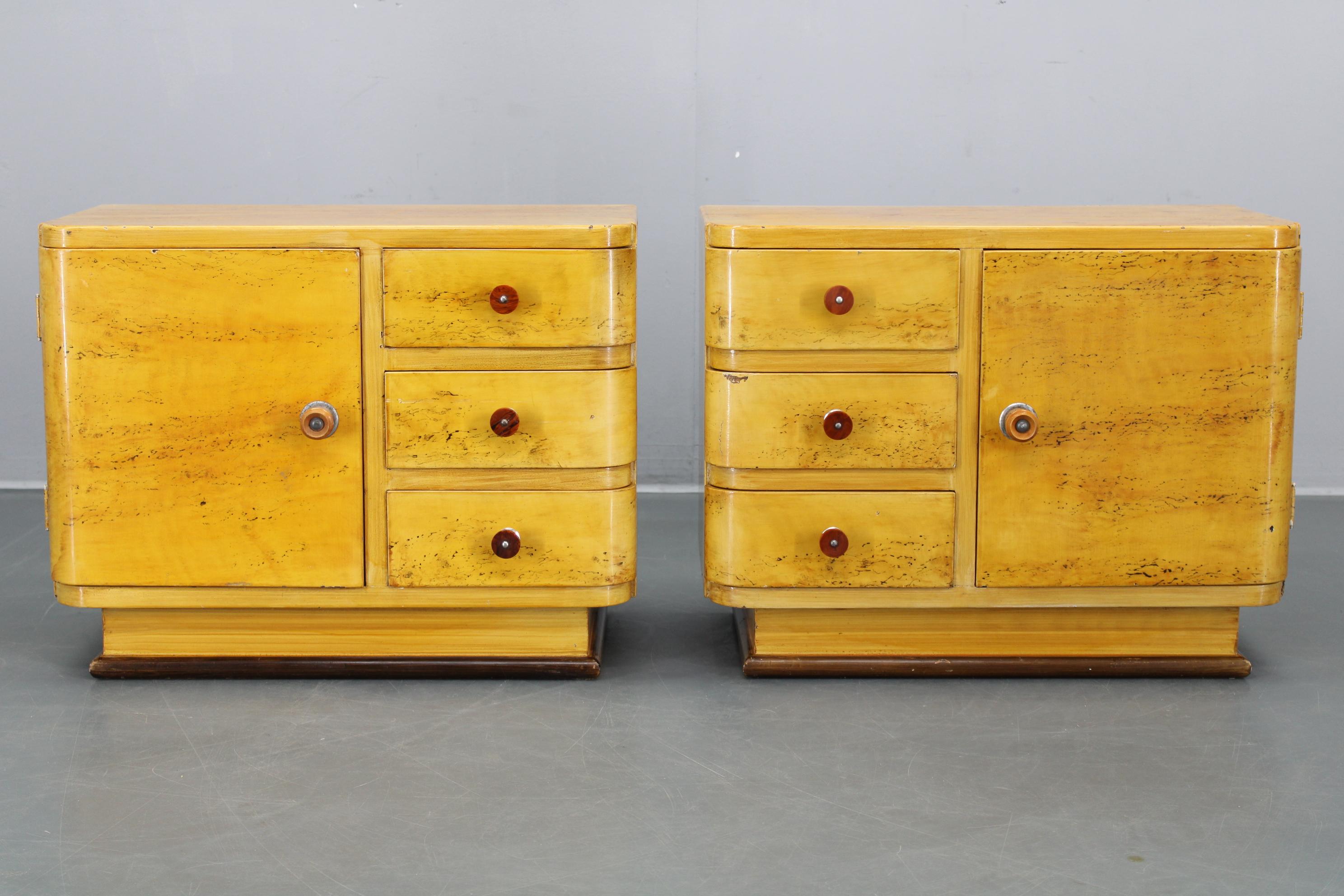 Art déco Paire de tables de nuit tchécoslovaques Art Déco des années 1940 avec imitation d'érable peint en vente