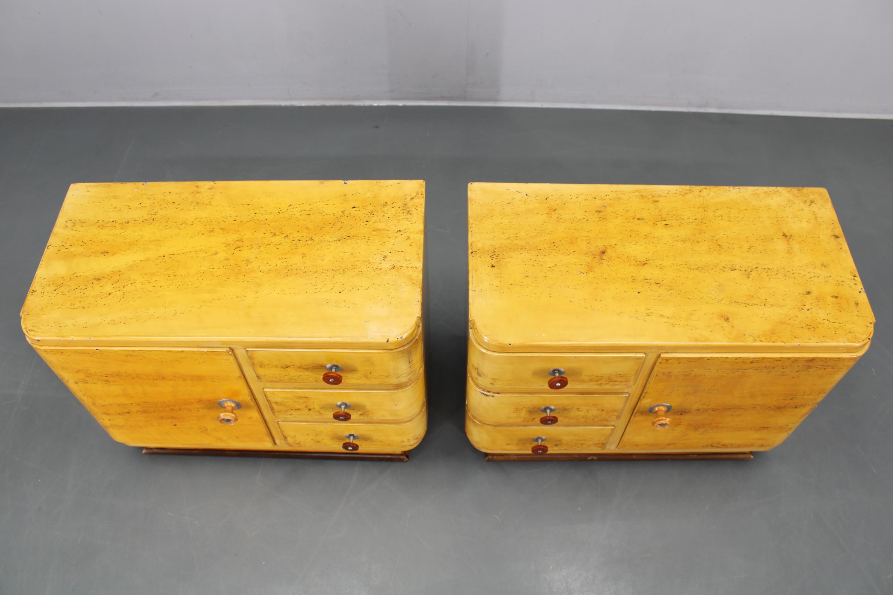 Tchèque Paire de tables de nuit tchécoslovaques Art Déco des années 1940 avec imitation d'érable peint en vente