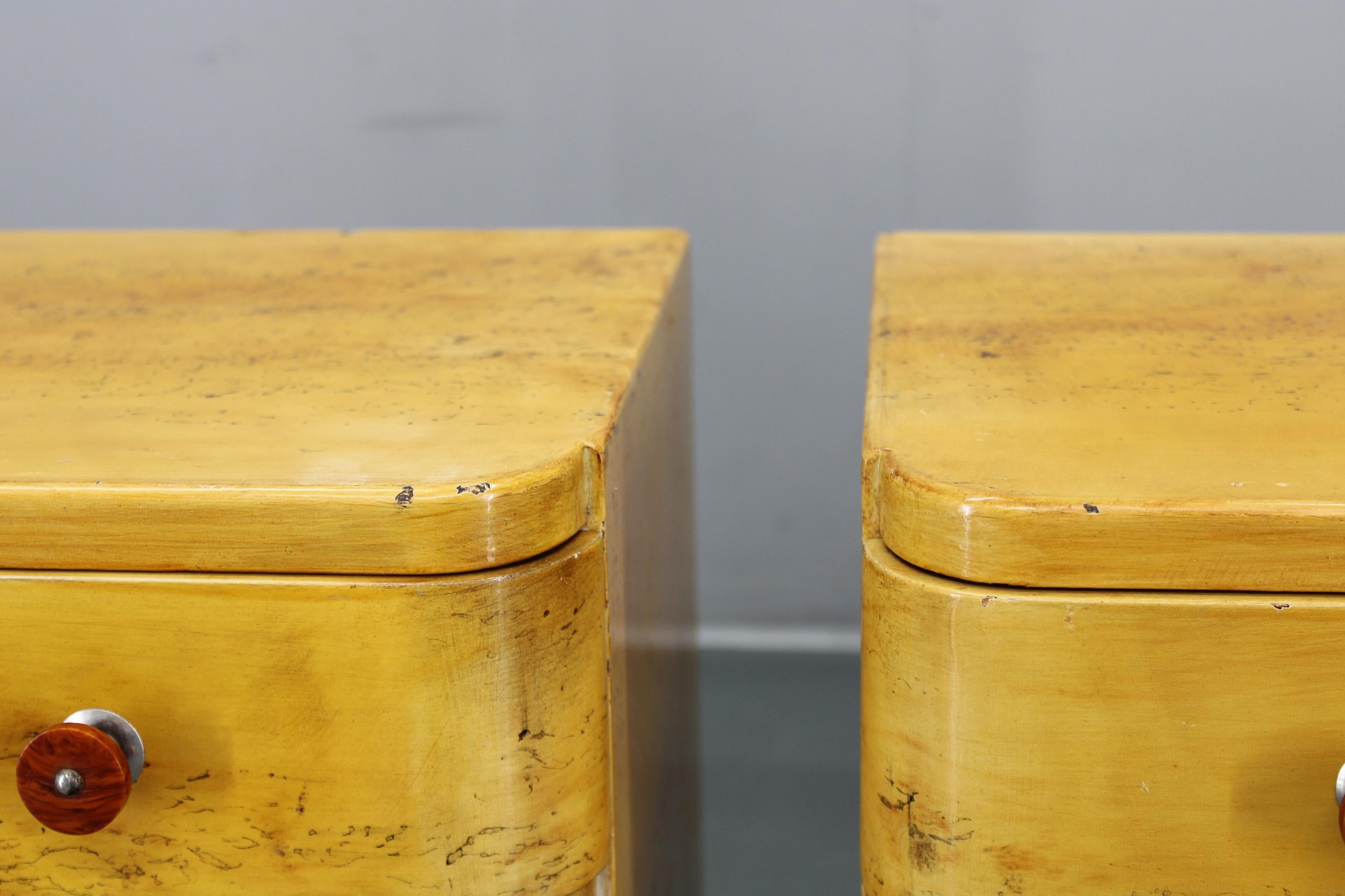 Huilé Paire de tables de nuit tchécoslovaques Art Déco des années 1940 avec imitation d'érable peint en vente