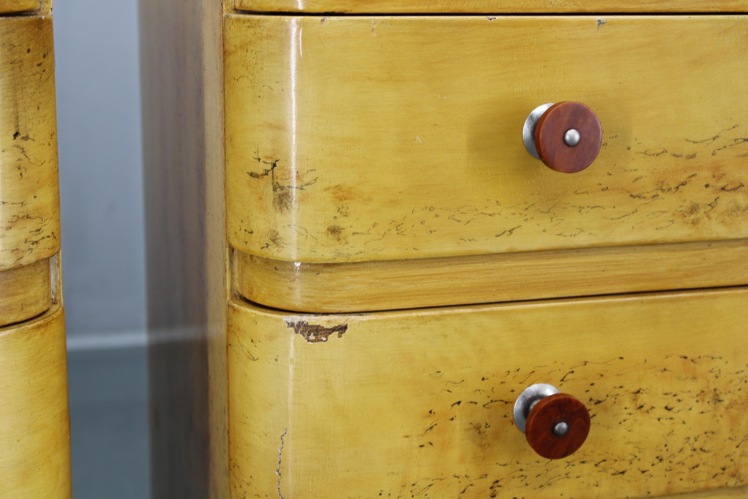 Paire de tables de nuit tchécoslovaques Art Déco des années 1940 avec imitation d'érable peint Bon état - En vente à Praha, CZ