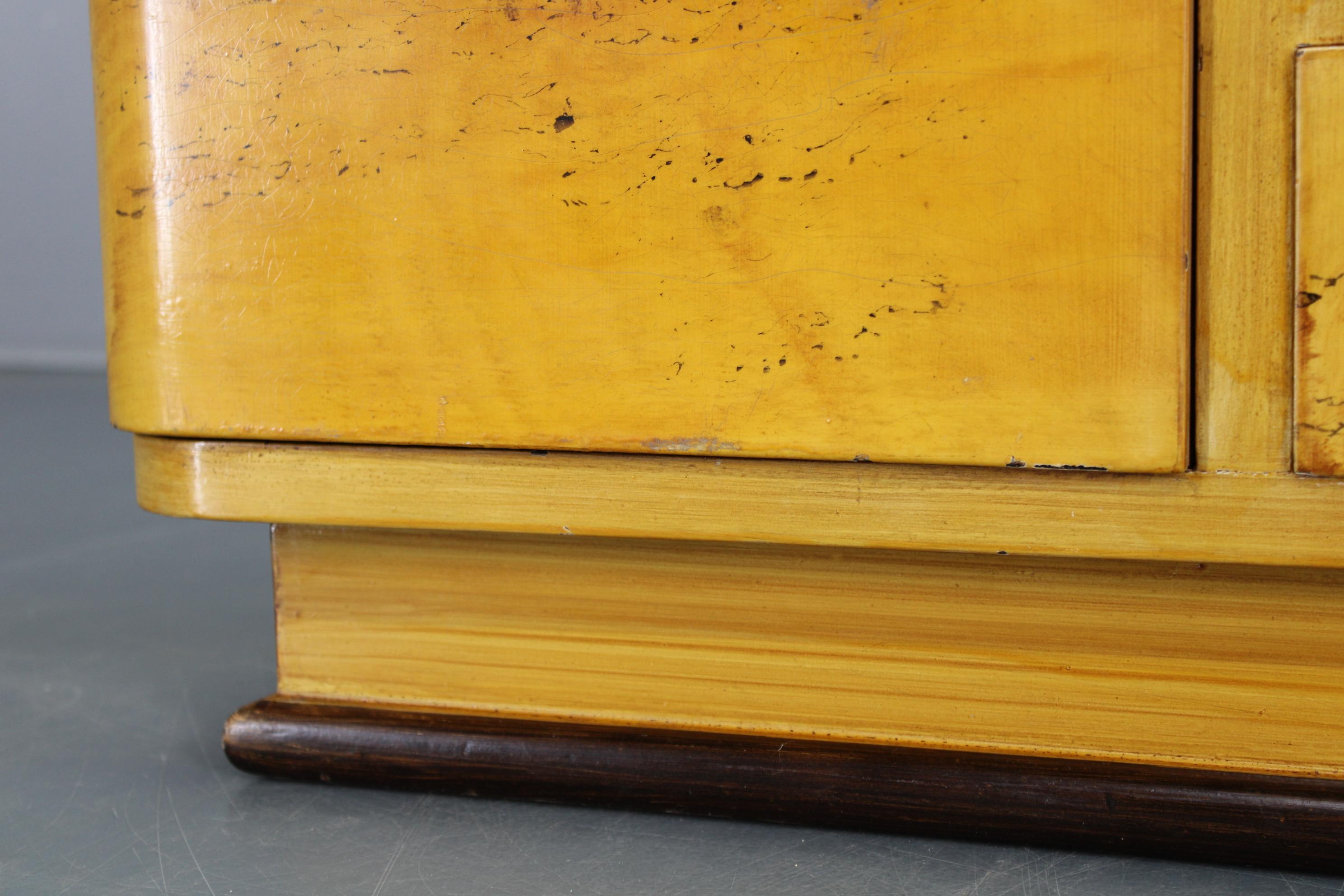 Milieu du XXe siècle Paire de tables de nuit tchécoslovaques Art Déco des années 1940 avec imitation d'érable peint en vente