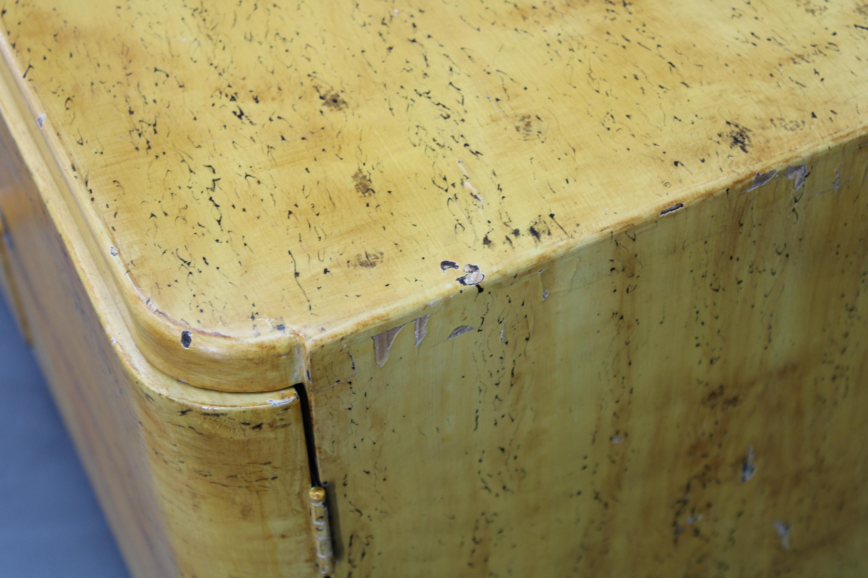 Bois Paire de tables de nuit tchécoslovaques Art Déco des années 1940 avec imitation d'érable peint en vente