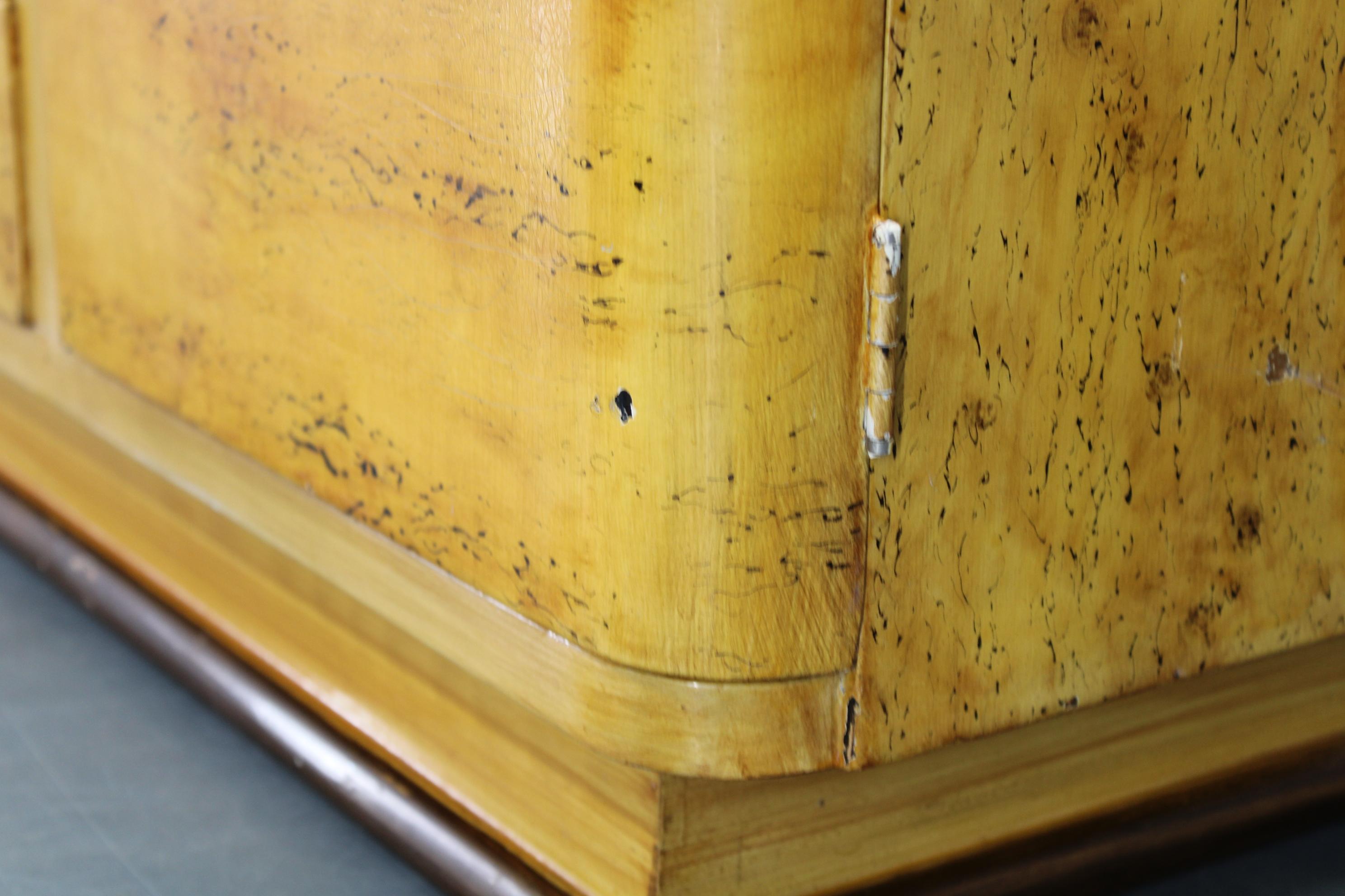 Paire de tables de nuit tchécoslovaques Art Déco des années 1940 avec imitation d'érable peint en vente 1