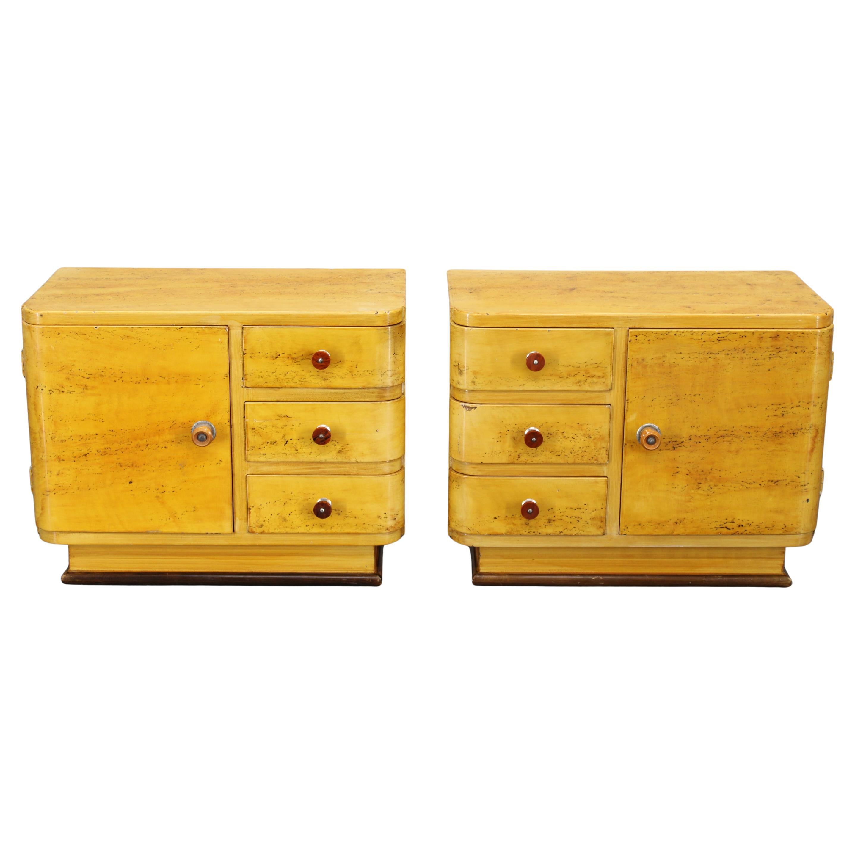 Paire de tables de nuit tchécoslovaques Art Déco des années 1940 avec imitation d
érable peint