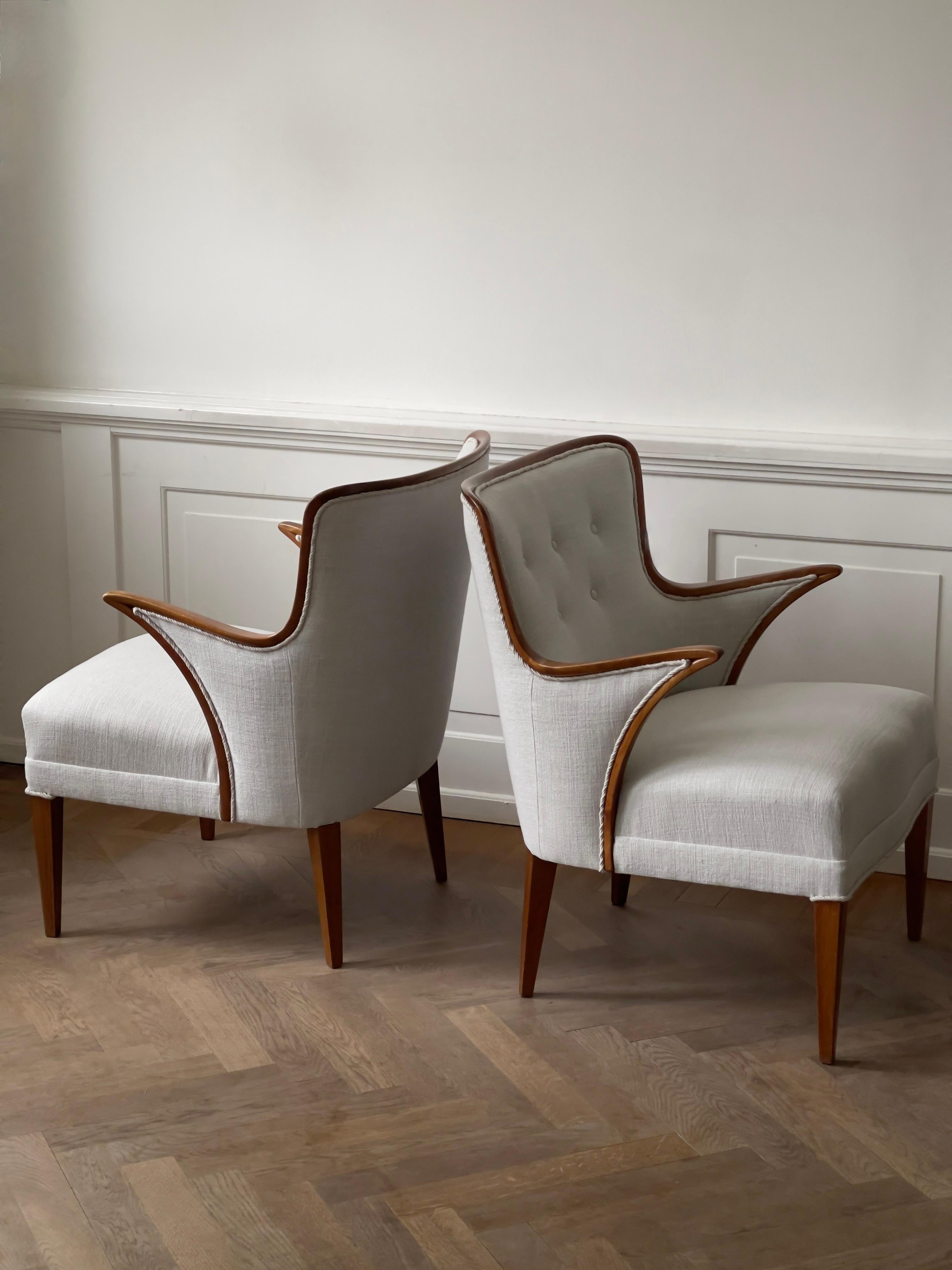 Paire de fauteuils d'ébéniste danois des années 1940 retapissés en lin Pierre Frey en vente 2