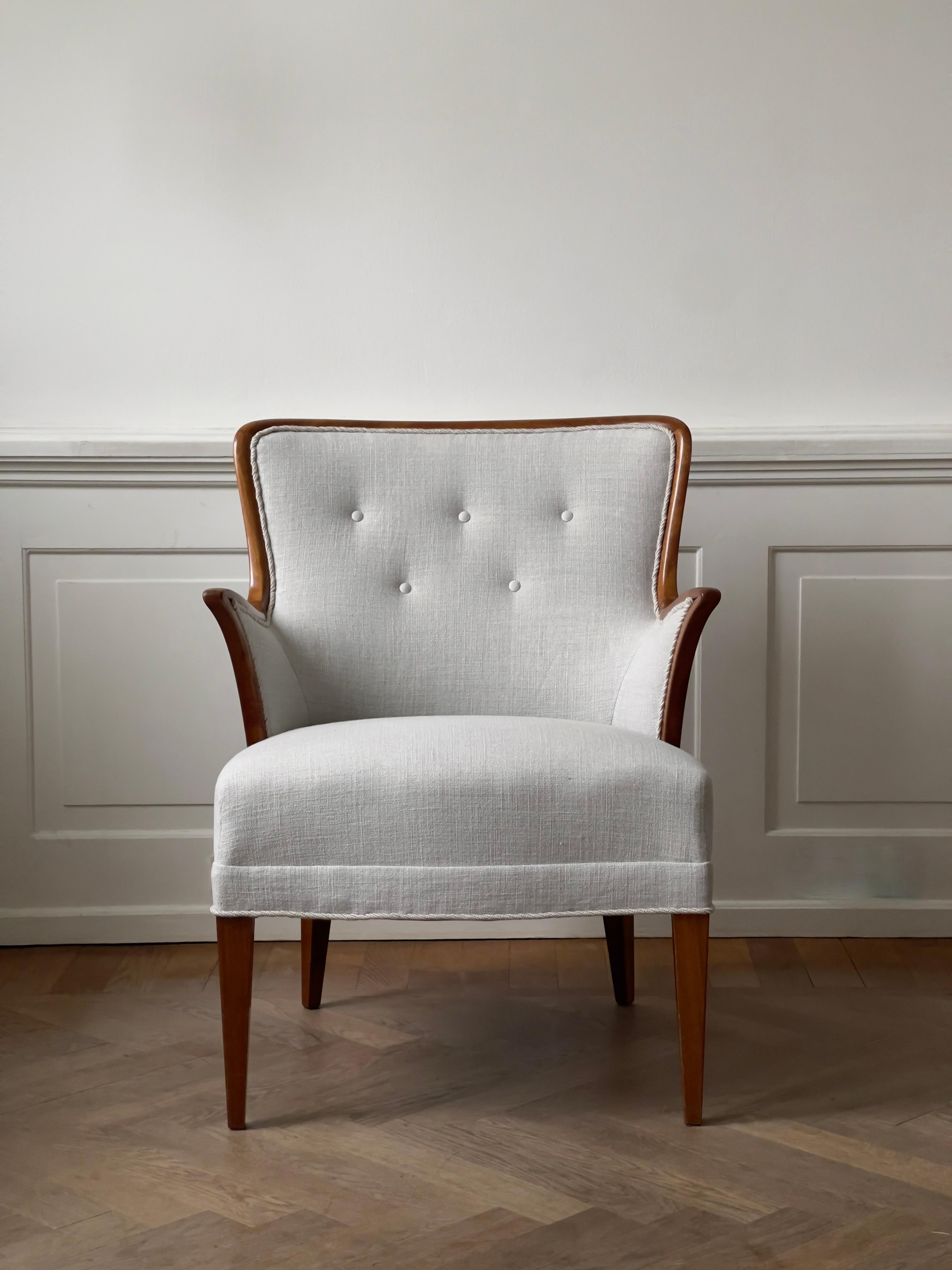 Paire de fauteuils d'ébéniste danois des années 1940 retapissés en lin Pierre Frey en vente 9