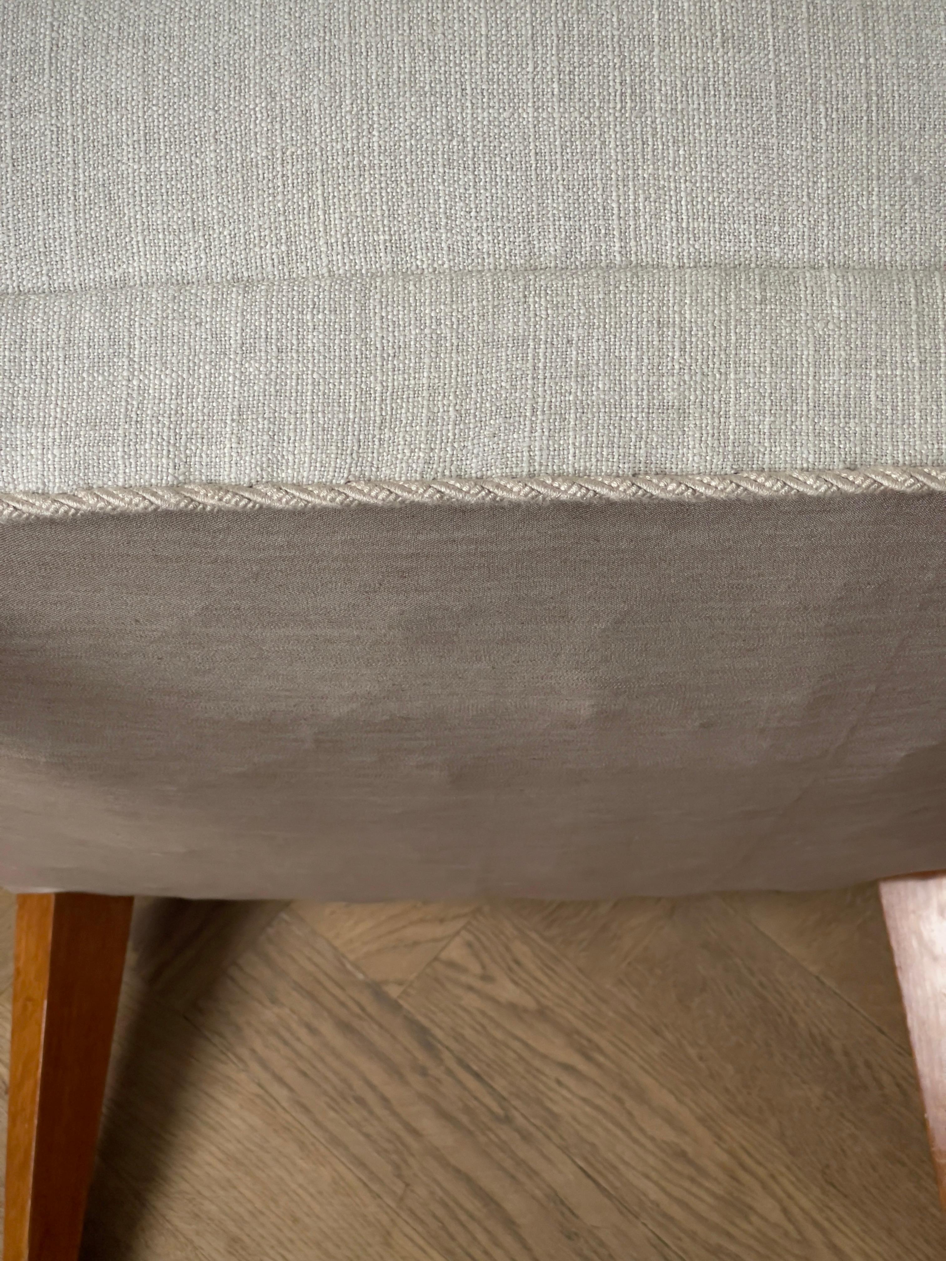 Paire de fauteuils d'ébéniste danois des années 1940 retapissés en lin Pierre Frey en vente 10
