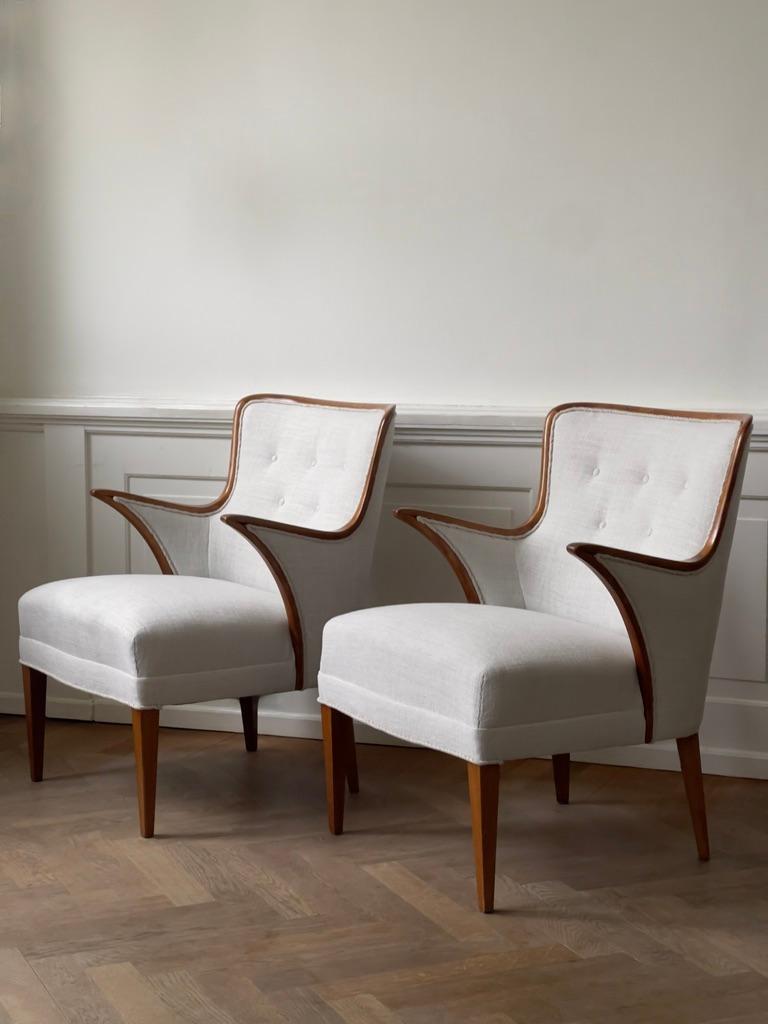 Cette paire de fauteuils et de chaises d'ébéniste danois des années 1940 illustre la qualité exceptionnelle et l'élégance discrète qui définissent le design danois du milieu du siècle. Rembourrées en 